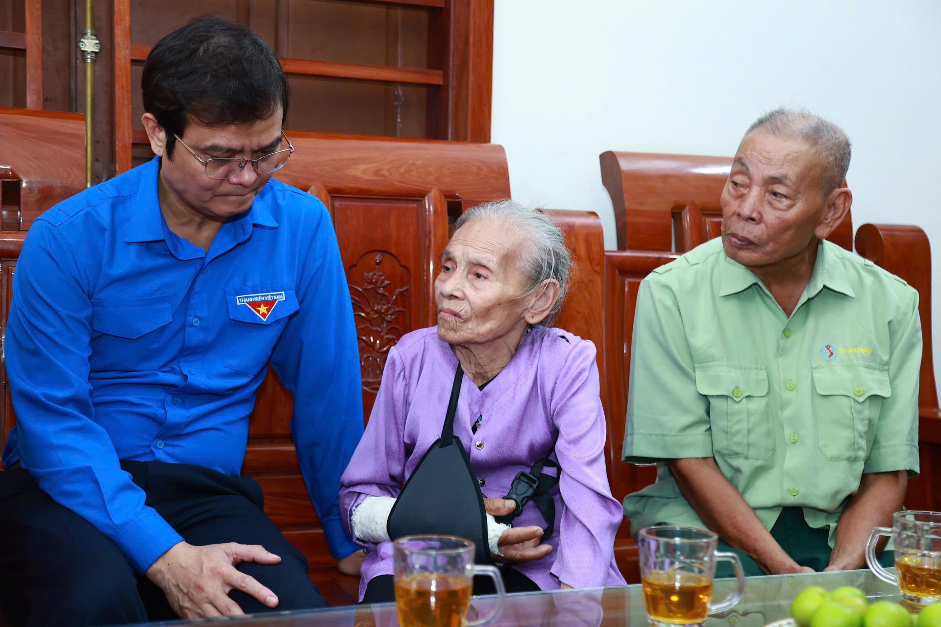 B&iacute; thư thứ nhất T.Ư Đo&agrave;n x&uacute;c động trước những lời kể của b&agrave; Trần Thị Th&ocirc;ng về những năm th&aacute;ng chiến đấu oanh liệt
