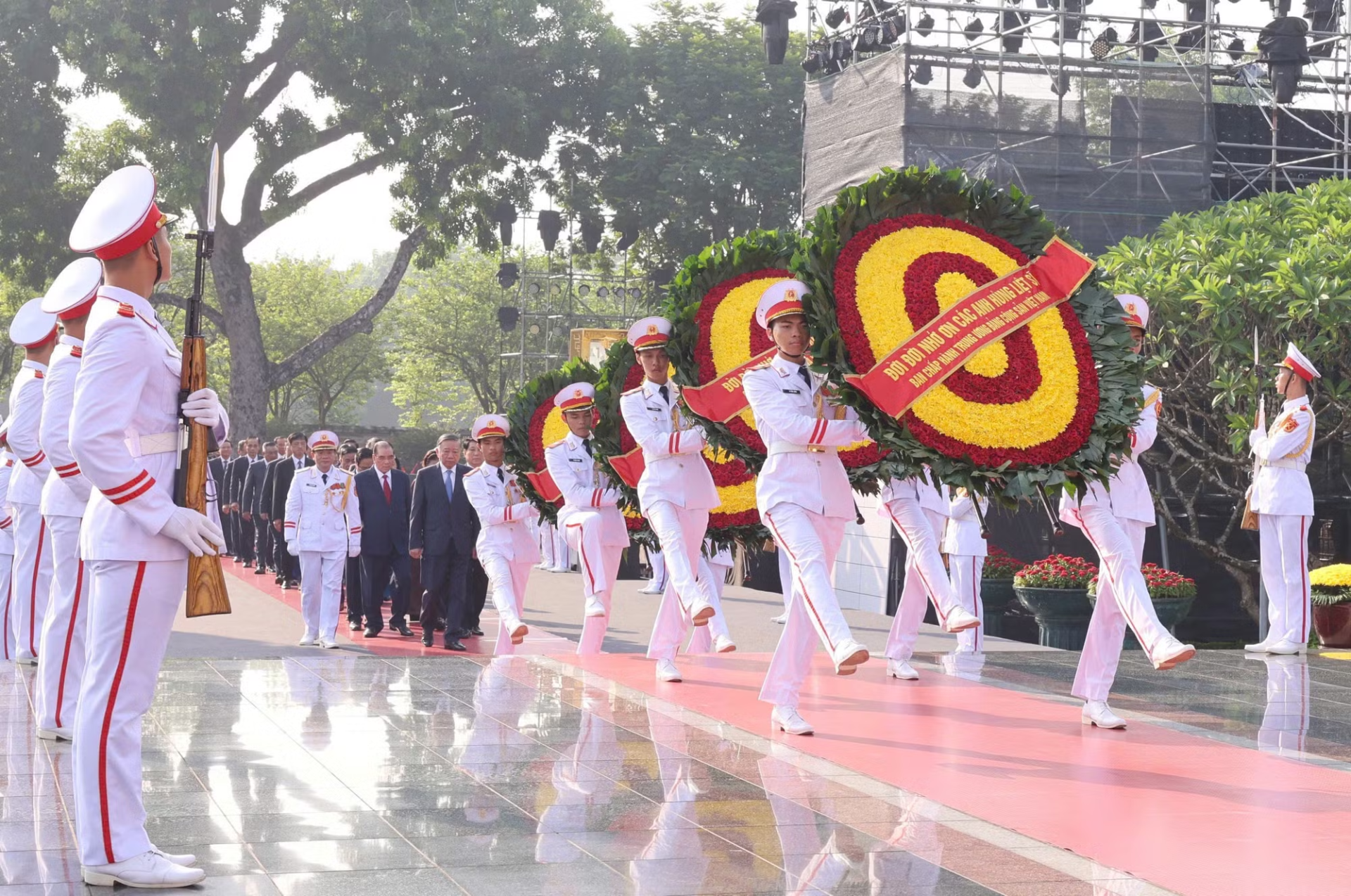 Nh&acirc;n kỷ niệm 79 năm Ng&agrave;y Thương binh, Liệt sĩ (27/7/1947 - 27/7/2026), s&aacute;ng 26/7, Đo&agrave;n đại biểu Ban Chấp h&agrave;nh Trung ương Đảng, Chủ tịch nước, Quốc hội, Ch&iacute;nh phủ, Ủy ban Trung ương Mặt trận Tổ quốc Việt Nam đ&atilde; tới đặt v&ograve;ng hoa, d&acirc;ng hương tưởng niệm c&aacute;c Anh h&ugrave;ng liệt sĩ tại &ETH;&agrave;i tưởng niệm c&aacute;c Anh h&ugrave;ng liệt sĩ (đường Bắc Sơn - H&agrave; Nội). (Ảnh: Nhật Bắc/VGP)