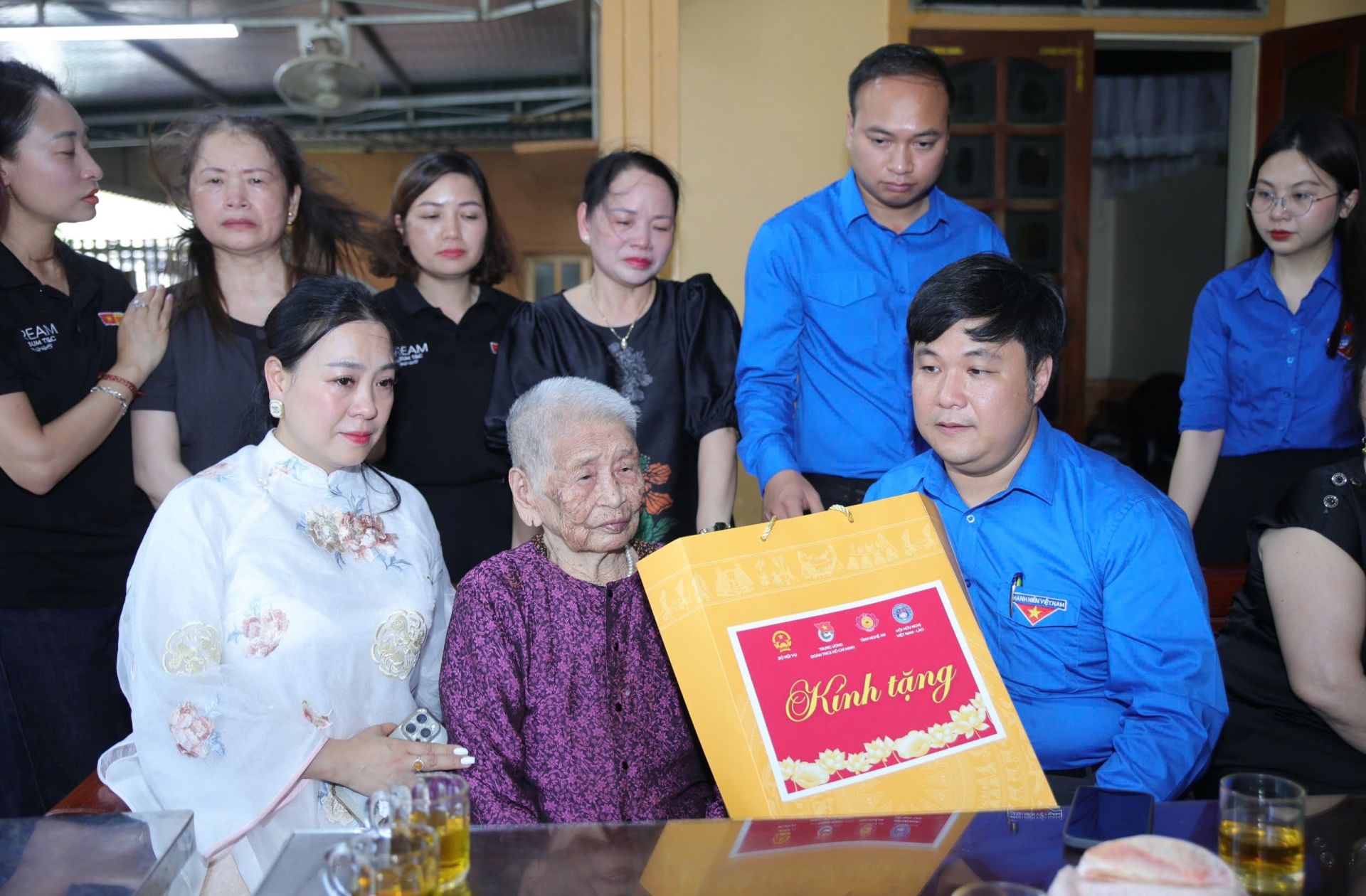 Anh Nguyễn Th&aacute;i An trao qu&agrave; cho mẹ Việt Nam Anh h&ugrave;ng Nguyễn Thị Ch&aacute;u.
