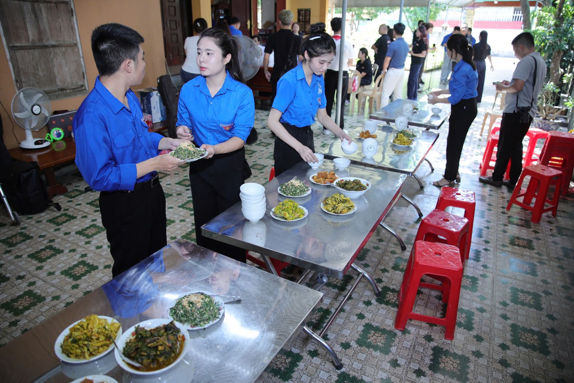 Bữa cơm ấm c&uacute;ng được c&aacute;c đo&agrave;n vi&ecirc;n, thanh ni&ecirc;n chuẩn bị tại nh&agrave; mẹ Nguyễn Thị Ch&aacute;u.