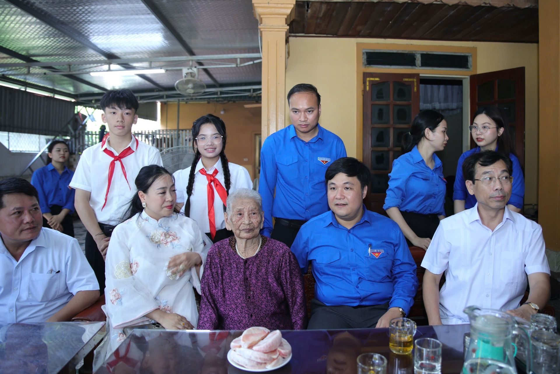 Đo&agrave;n c&ocirc;ng t&aacute;c của T.Ư Đo&agrave;n, Tỉnh đo&agrave;n Nghệ An đến thăm gia đ&igrave;nh Mẹ VNAH