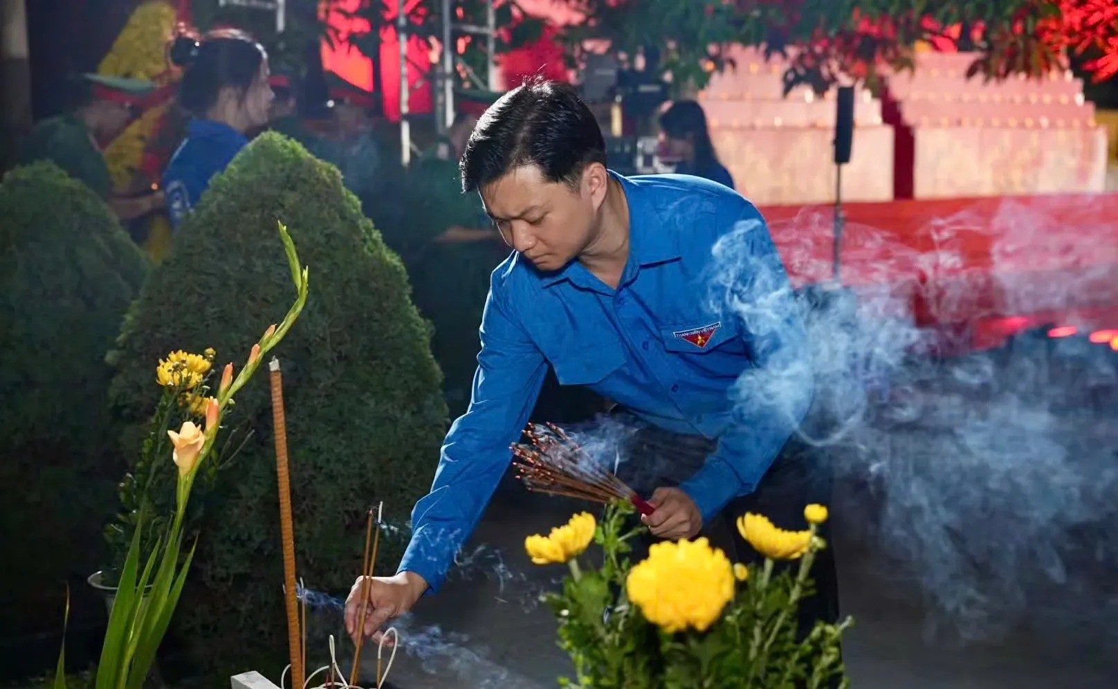 B&iacute; thư thường trực T.Ư Đo&agrave;n Nguyễn Minh Triết d&acirc;ng hương tri &acirc;n c&aacute;c Anh h&ugrave;ng Liệt sĩ.
