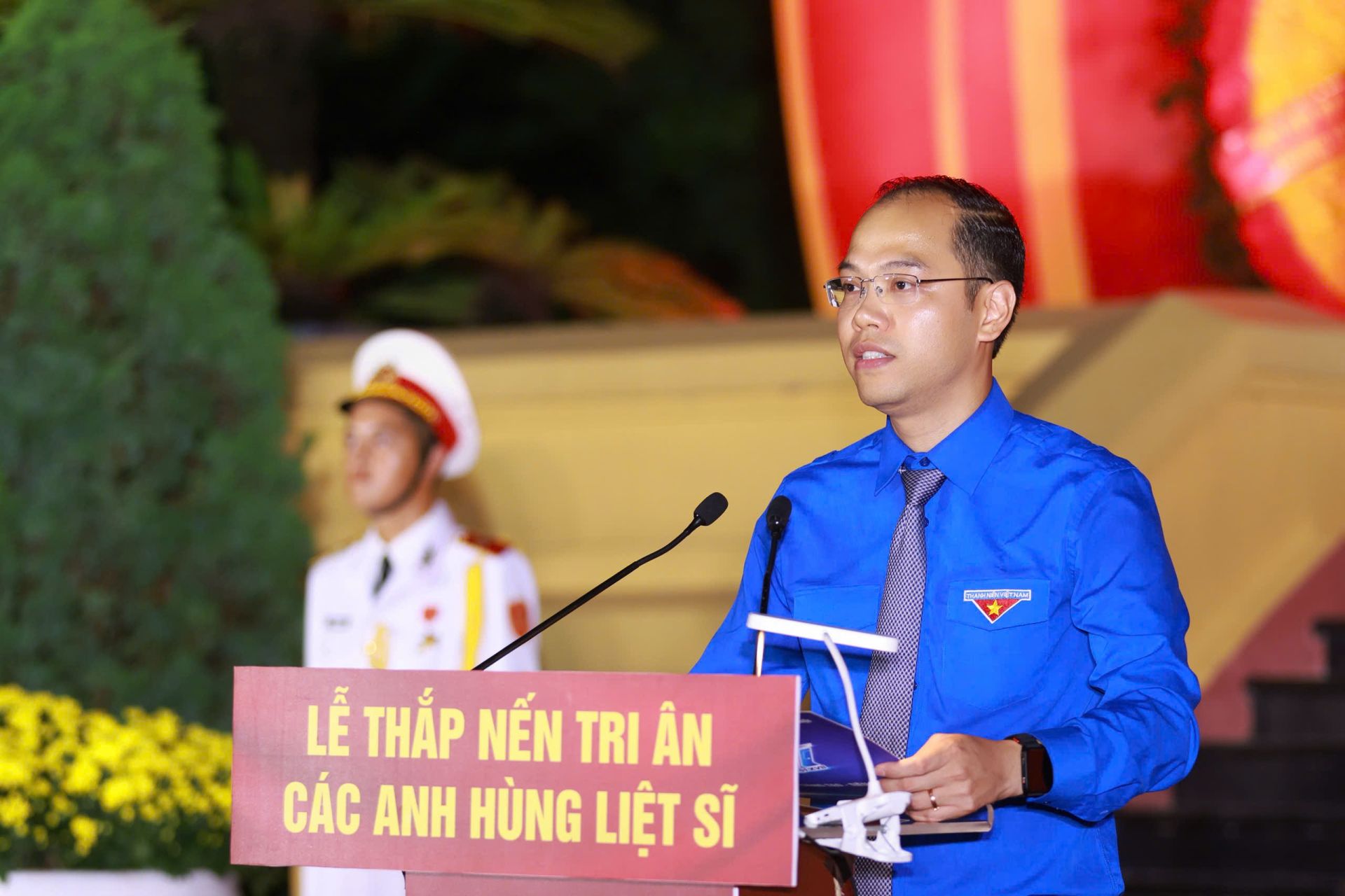 Anh Nguyễn Tiến Hưng b&agrave;y tỏ tấm l&ograve;ng tri &acirc;n s&acirc;u sắc với c&aacute;c Anh h&ugrave;ng Liệt sĩ.