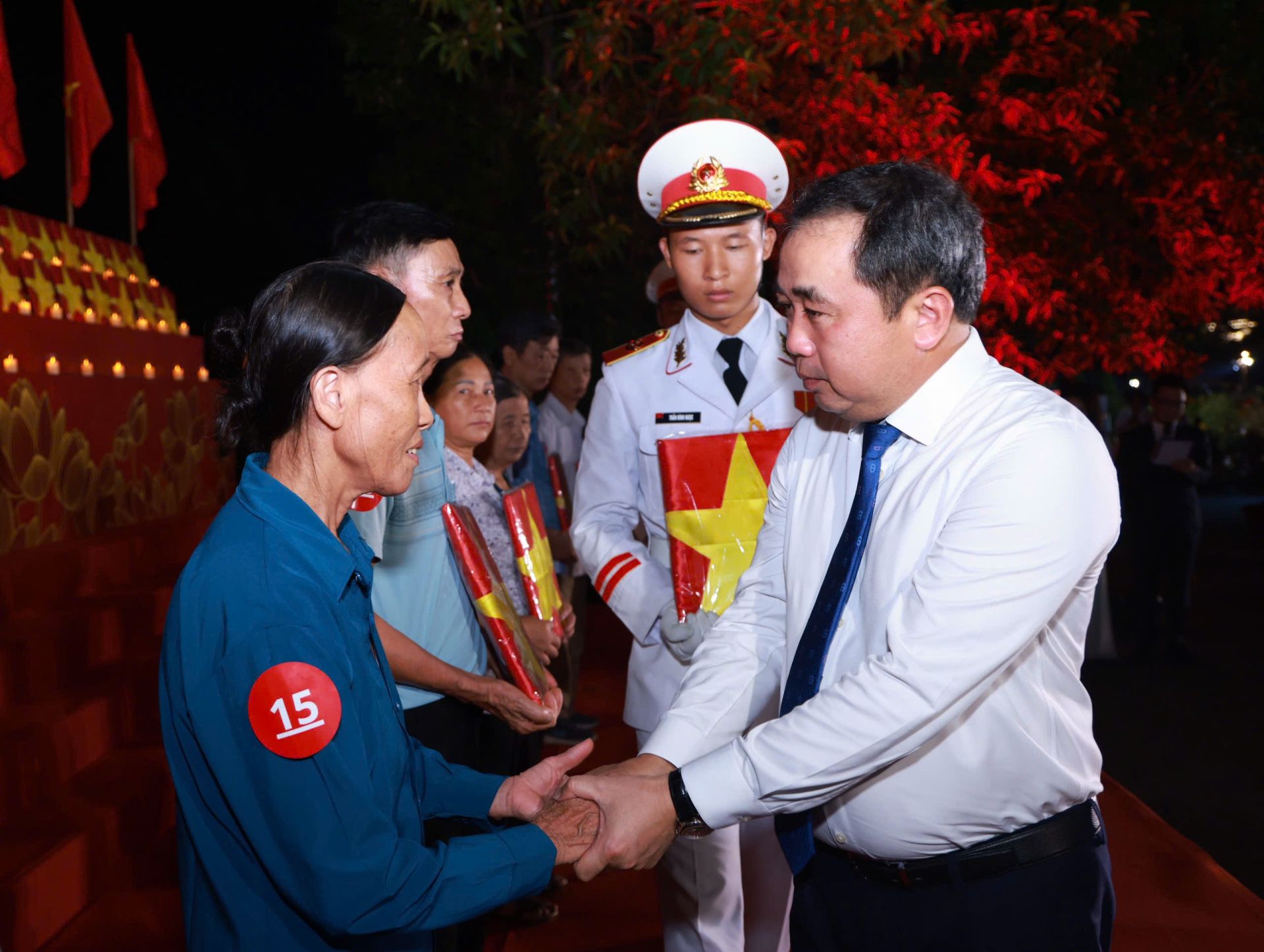 B&iacute; thư Th&agrave;nh ủy H&agrave; Nội Trần Đức Thắng trao ảnh liệt sĩ được phục dựng cho th&acirc;n nh&acirc;n c&aacute;c gia đ&igrave;nh liệt sĩ.