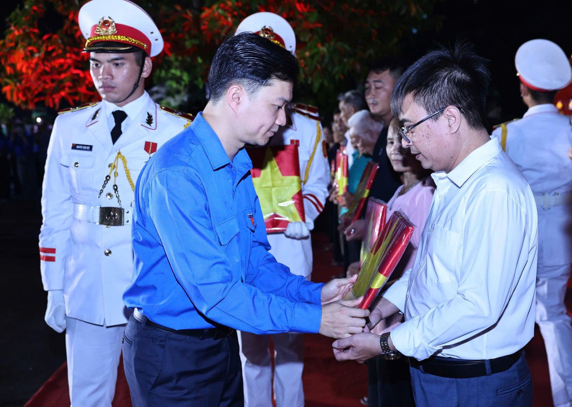 Anh Nguyễn Minh Triết trao ảnh phục dựng cho th&acirc;n nh&acirc;n c&aacute;c liệt sĩ.