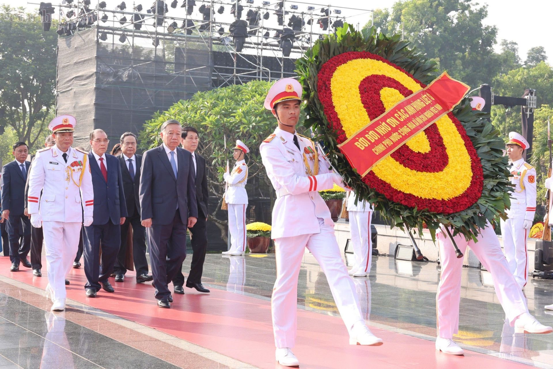 Tổng B&iacute; thư, Chủ tịch nước T&ocirc; L&acirc;m c&ugrave;ng l&atilde;nh đạo, nguy&ecirc;n l&atilde;nh đạo Đảng v&agrave; Nh&agrave; nước đặt vòng hoa tại Đài tưởng niệm c&aacute;c Anh h&ugrave;ng liệt sĩ tr&ecirc;n đường Bắc Sơn (Ba Đ&igrave;nh, H&agrave; Nội). (Ảnh: VGP/Nhật Bắc)