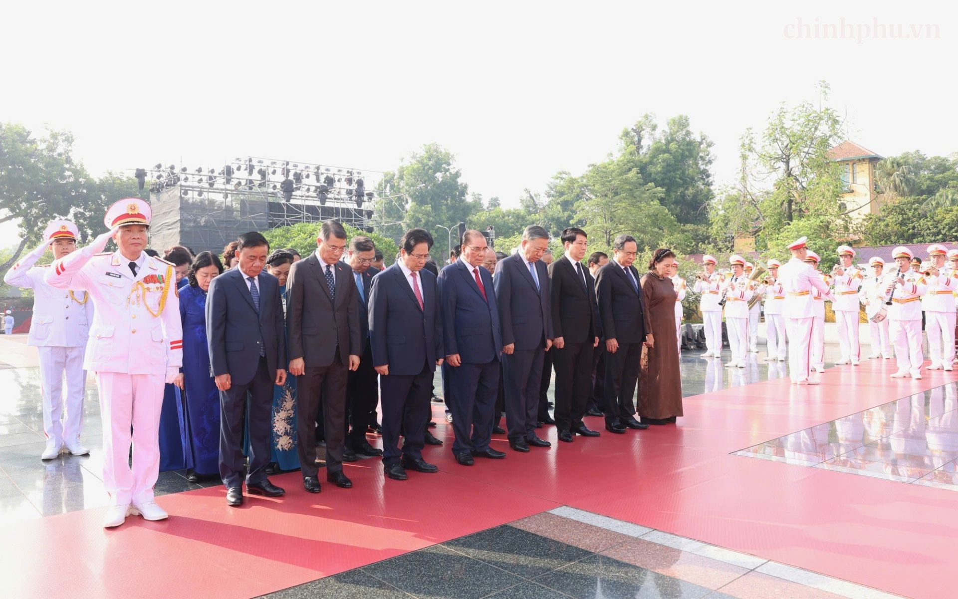 C&aacute;c đồng ch&iacute; l&atilde;nh đạo, nguy&ecirc;n l&atilde;nh đạo Đảng, Nh&agrave; nước đặt v&ograve;ng hoa tại Đ&agrave;i tưởng niệm c&aacute;c Anh h&ugrave;ng liệt sĩ tr&ecirc;n đường Bắc Sơn (Ba Đ&igrave;nh, H&agrave; Nội) - Ảnh: VGP/Nhật Bắc