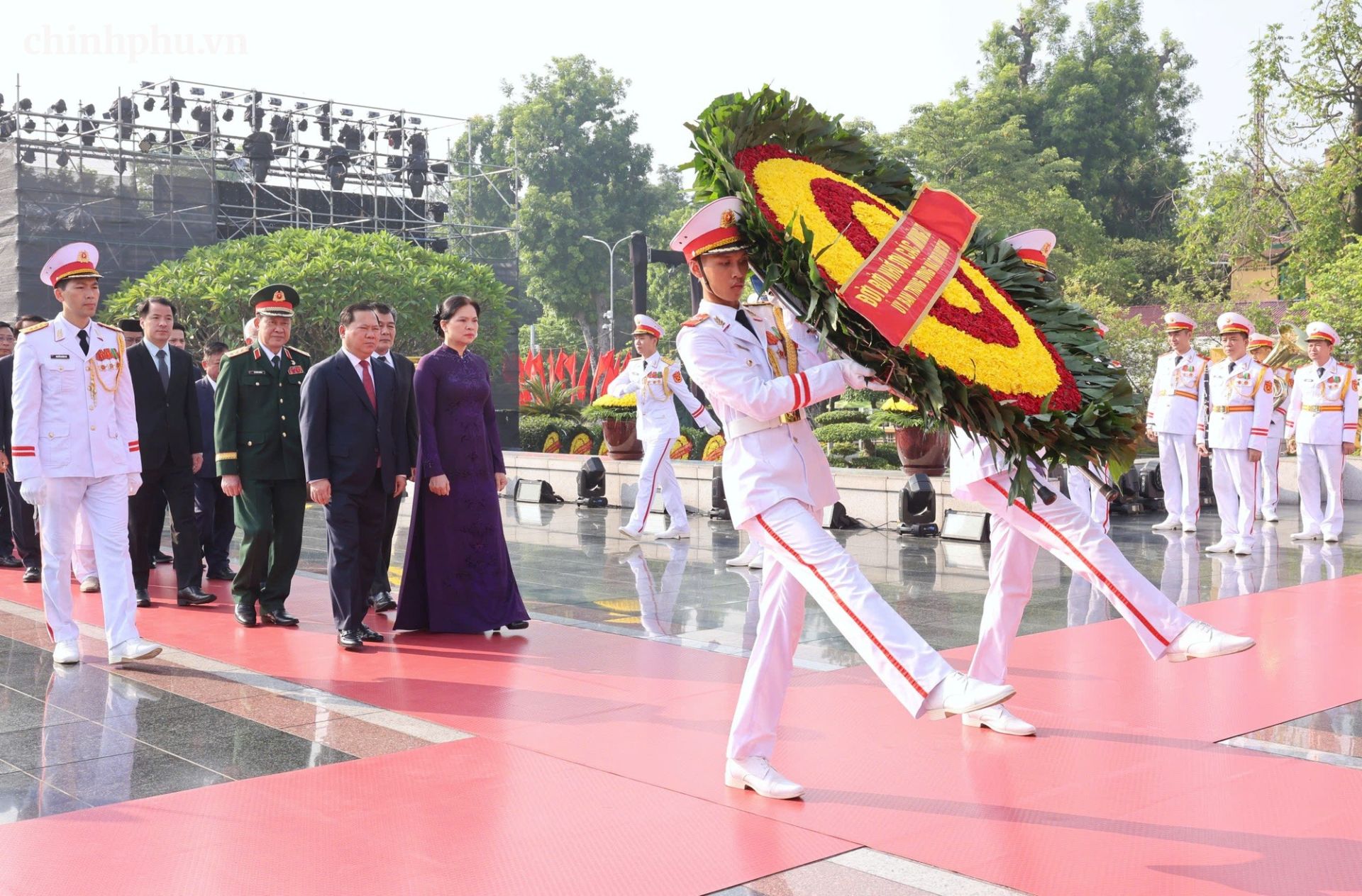 Đo&agrave;n đại biểu Ủy ban Trung ương MTTQ Việt Nam đặt v&ograve;ng hoa tại Đ&agrave;i tưởng niệm c&aacute;c Anh h&ugrave;ng liệt sĩ. (Ảnh: VGP/Nhật Bắc)