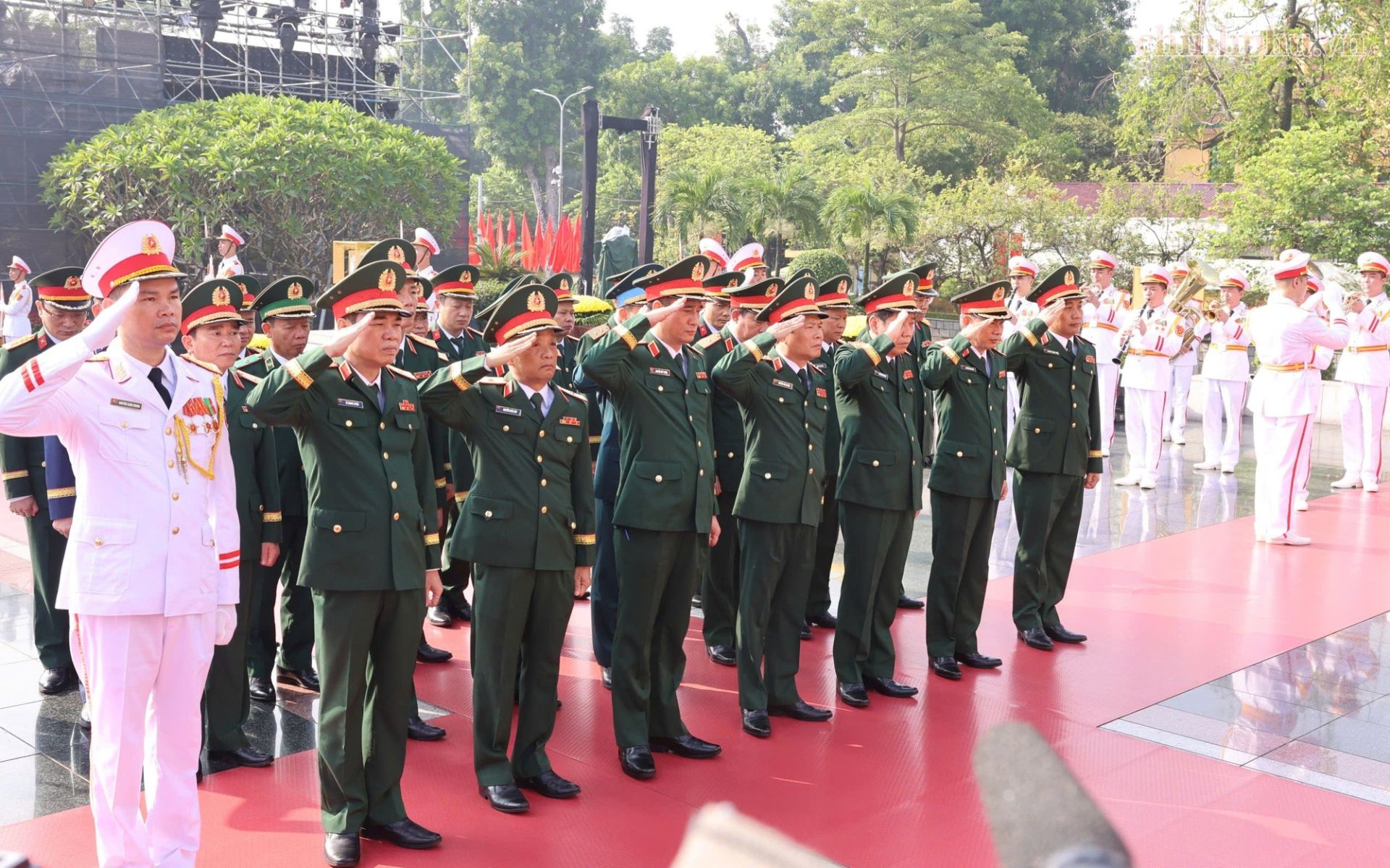 Đo&agrave;n đại biểu Qu&acirc;n ủy Trung ương - Bộ Quốc ph&ograve;ng đặt v&ograve;ng hoa tưởng niệm c&aacute;c Anh h&ugrave;ng Liệt sĩ. (Ảnh: VGP/Nhật Bắc)