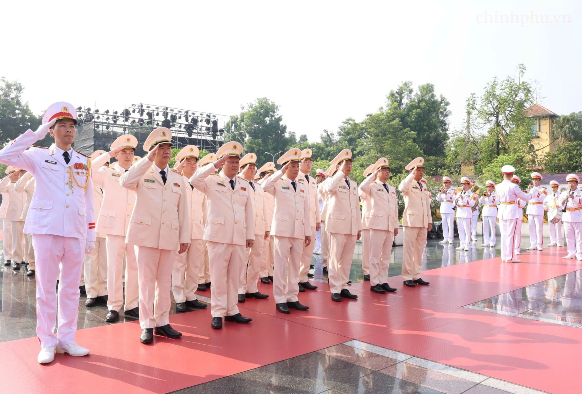 Đo&agrave;n đại biểu Đảng ủy C&ocirc;ng an Trung ương - Bộ C&ocirc;ng an đặt v&ograve;ng hoa tại Đ&agrave;i tưởng niệm c&aacute;c Anh h&ugrave;ng Liệt sĩ. (Ảnh: VGP/Nhật Bắc)