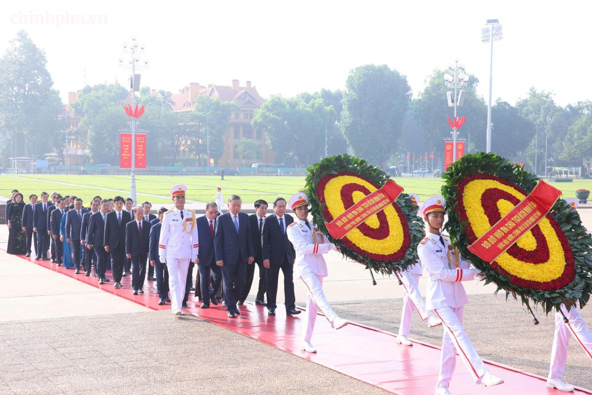 Đo&agrave;n đại biểu Ban Chấp h&agrave;nh Trung ương Đảng, Chủ tịch nước, Quốc hội, Ch&iacute;nh phủ đến đặt v&ograve;ng hoa v&agrave; v&agrave;o Lăng viếng Chủ tịch Hồ Ch&iacute; Minh.