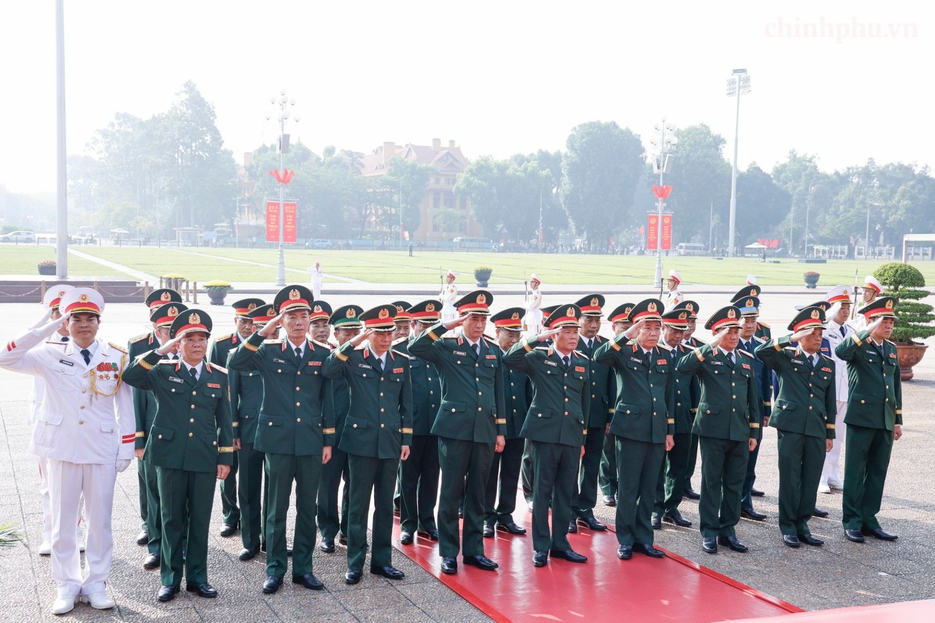 Đo&agrave;n đại biểu Qu&acirc;n ủy Trung ương - Bộ Quốc ph&ograve;ng th&agrave;nh k&iacute;nh tưởng niệm Chủ tịch Hồ Ch&iacute; Minh.