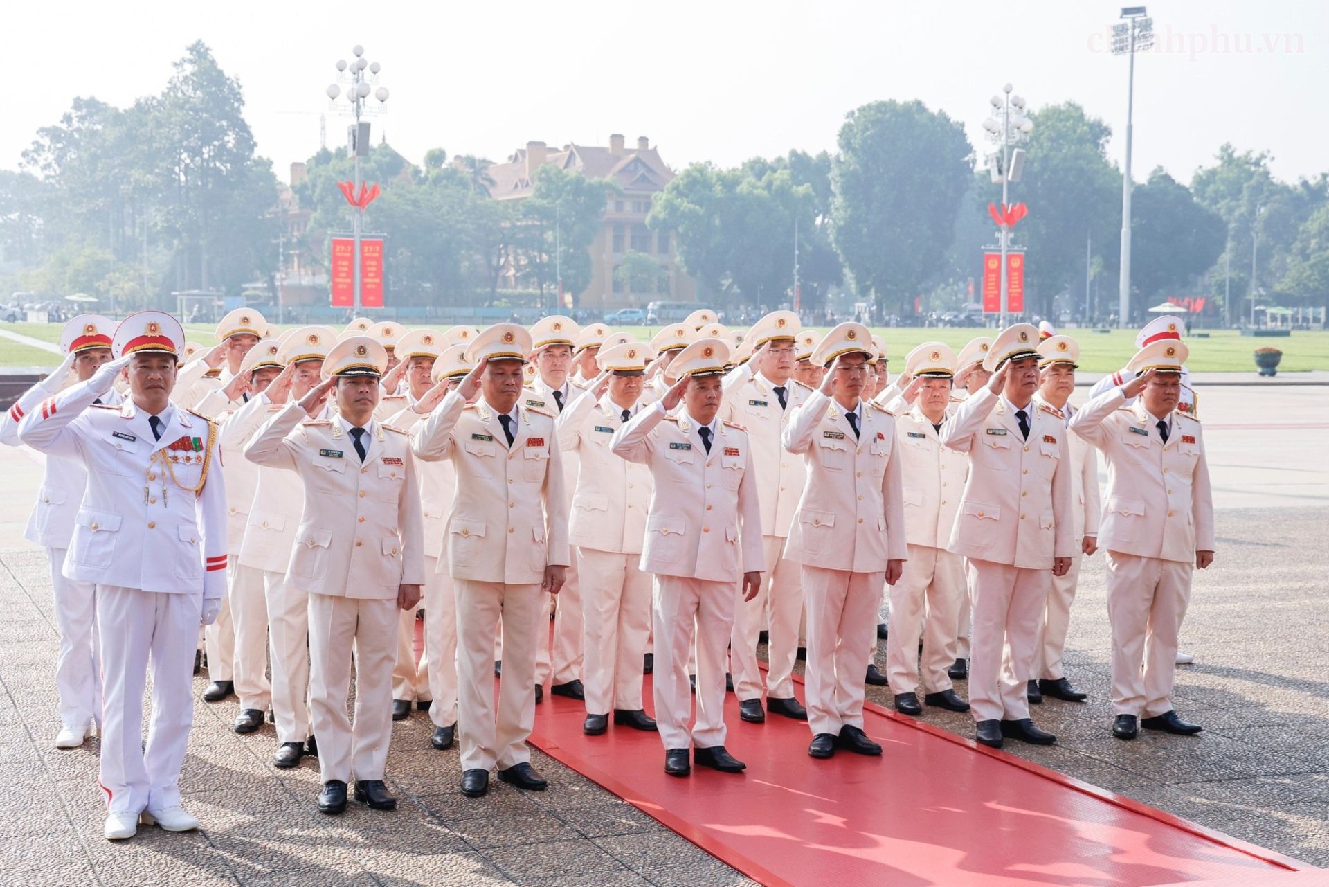 Đo&agrave;n đại biểu Đảng ủy C&ocirc;ng an Trung ương - Bộ C&ocirc;ng an đến đặt v&ograve;ng hoa v&agrave; v&agrave;o Lăng viếng Chủ tịch Hồ Ch&iacute; Minh.