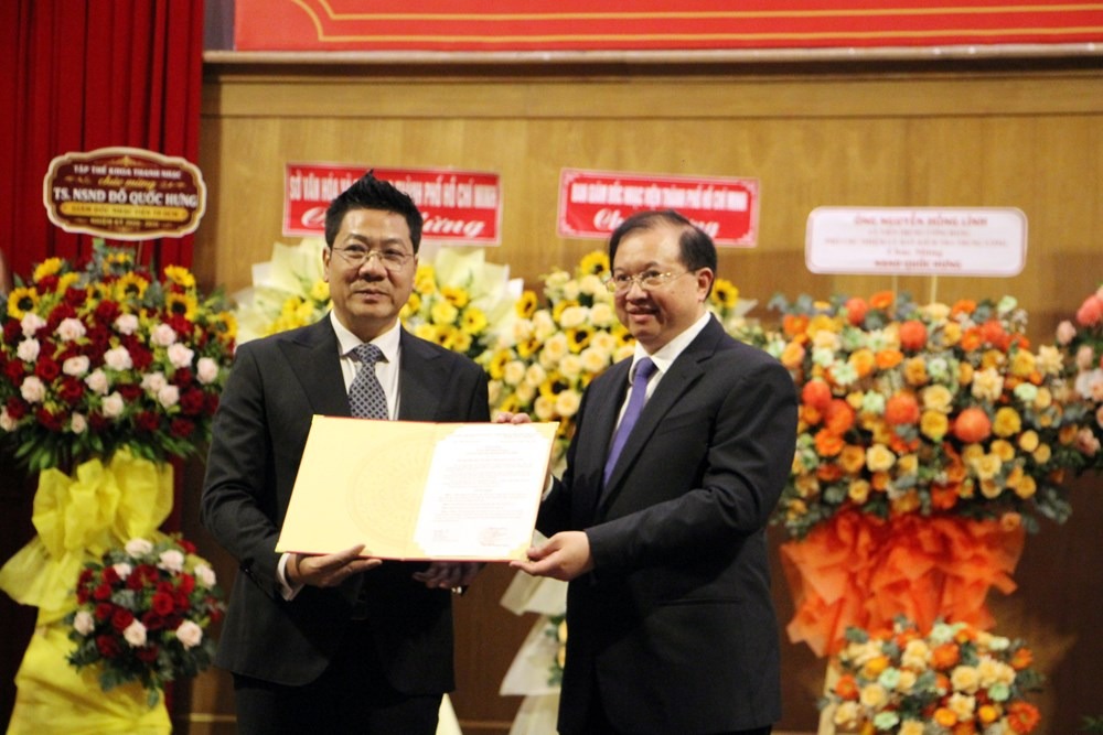 Thứ trưởng Tạ Quang Đ&ocirc;ng trao quyết định điều động, bổ nhiệm TS.NSND Đỗ Quốc Hưng giữ chức Gi&aacute;m đốc Nhạc viện TP. Hồ Ch&iacute; Minh.