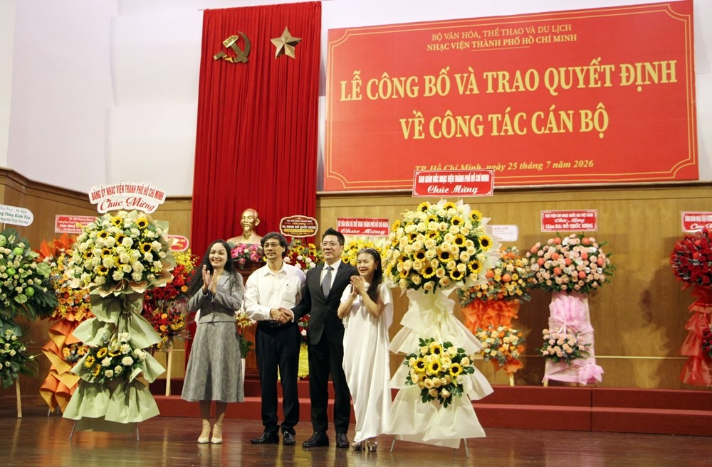 Đảng ủy, Ban Gi&aacute;m đốc Nhạc viện TP.HCM ch&uacute;c mừng TS.NSND Đỗ Quốc Hưng
