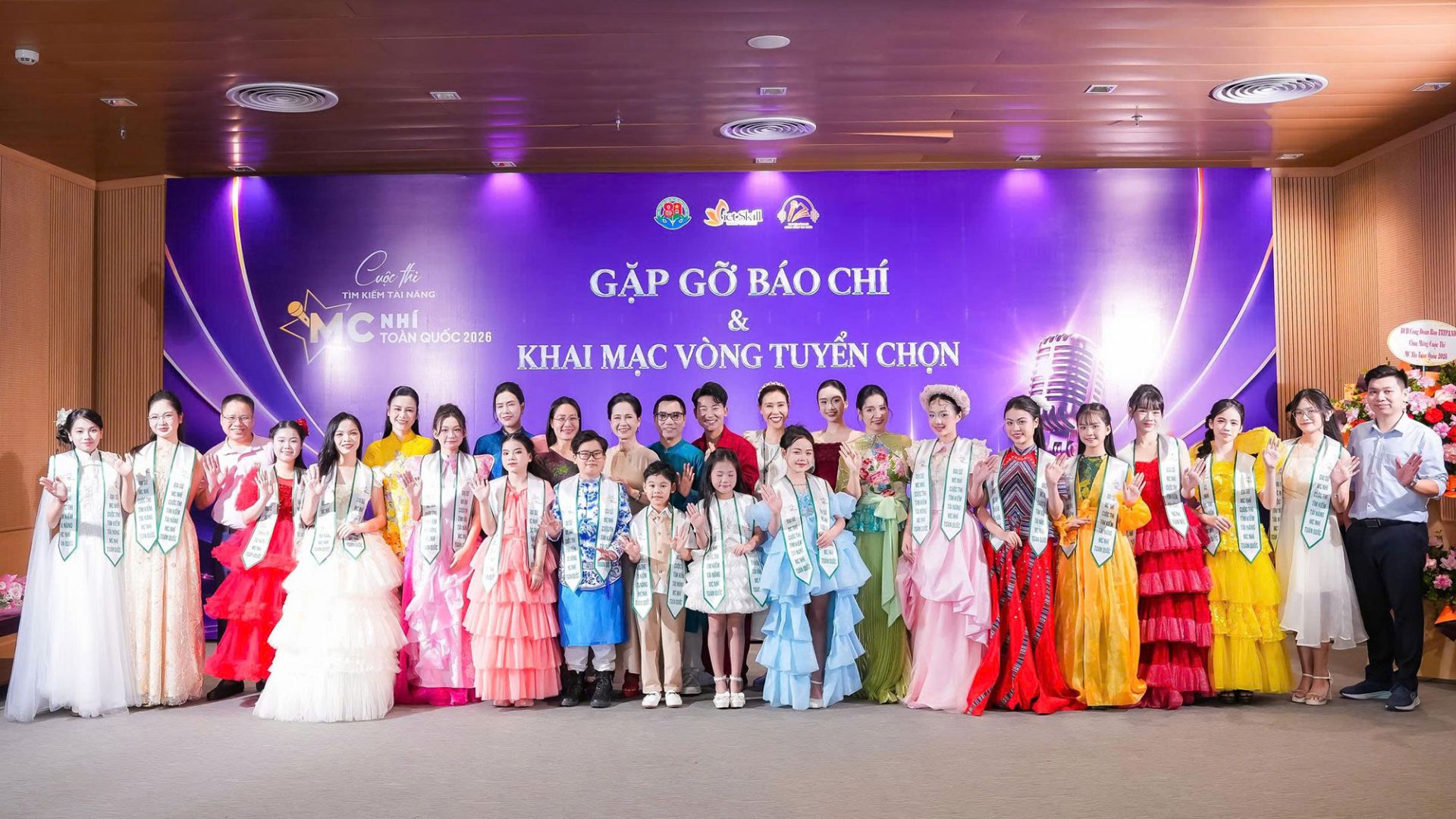 Những &aacute;nh mắt h&aacute;o hức, nụ cười rạng rỡ c&ugrave;ng một ch&uacute;t hồi hộp đ&atilde; tạo n&ecirc;n bầu kh&ocirc;ng kh&iacute; đặc biệt trong ng&agrave;y hội của c&aacute;c MC nh&iacute; tương lai.