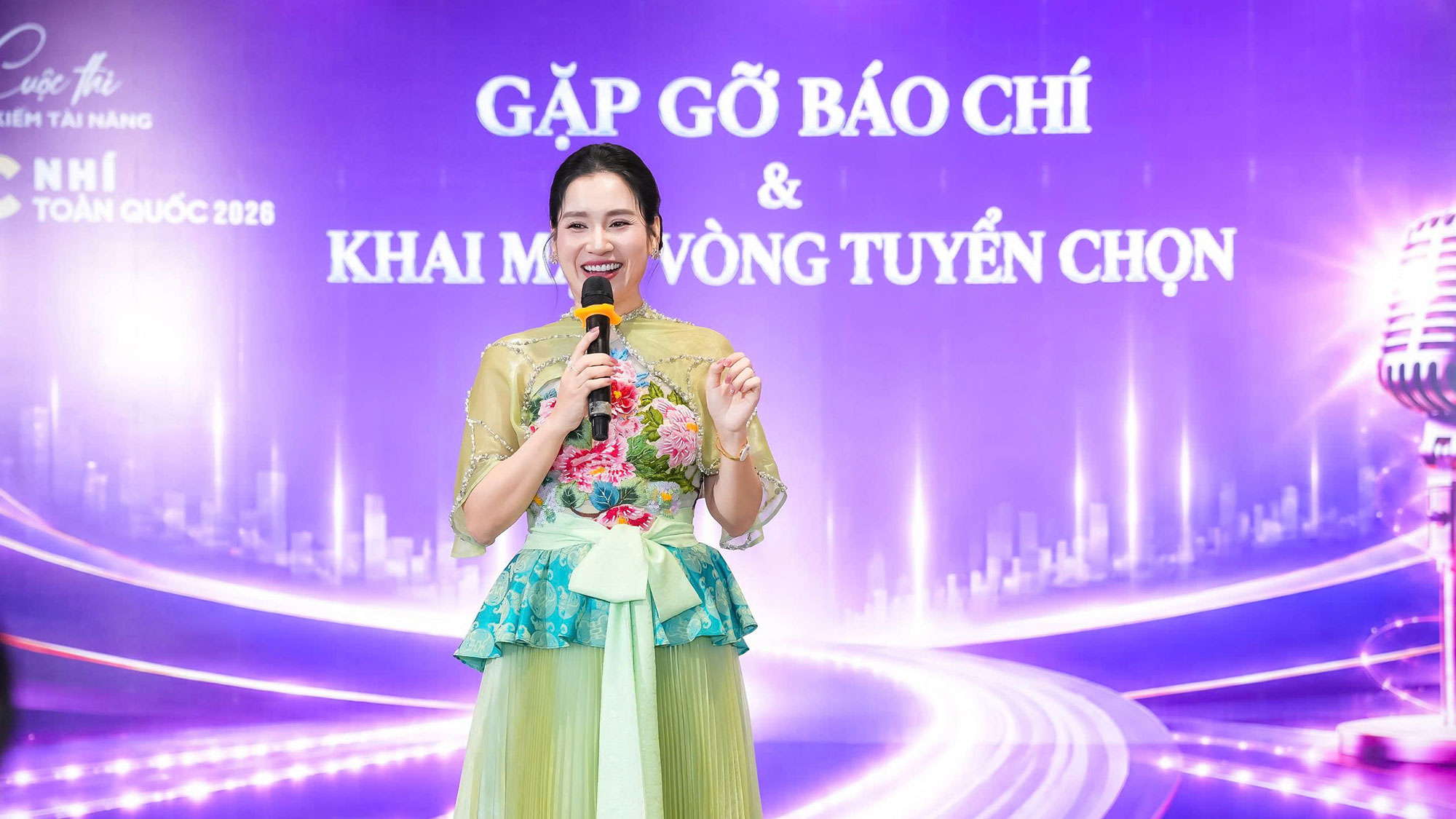 MC Thanh Mai - Trưởng Ban Tổ chức ph&aacute;t biểu khai mạc v&agrave; chia sẻ về h&agrave;nh tr&igrave;nh 13 năm x&acirc;y dựng s&acirc;n chơi nu&ocirc;i dưỡng t&agrave;i năng, bản lĩnh cho c&aacute;c MC nh&iacute;.