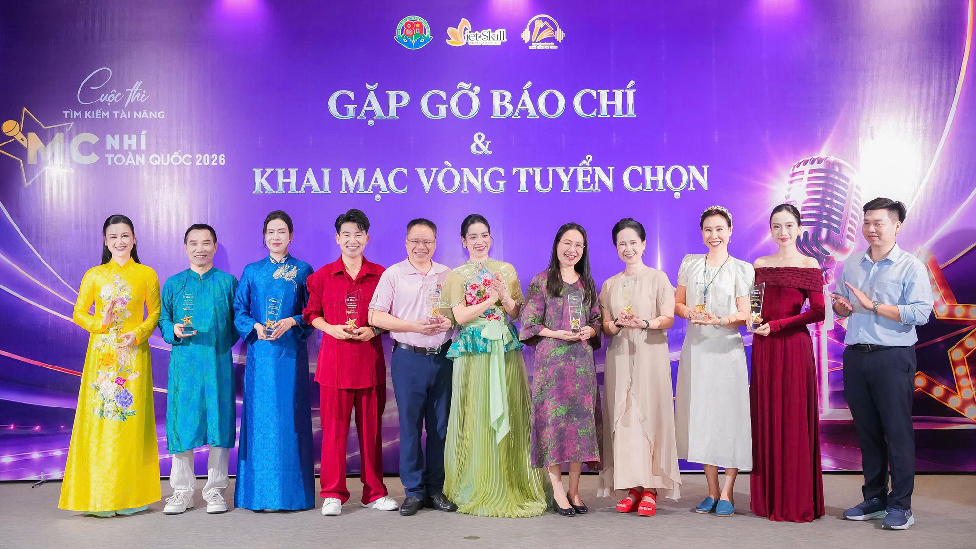 C&aacute;c th&agrave;nh vi&ecirc;n Ban Gi&aacute;m khảo đồng h&agrave;nh c&ugrave;ng th&iacute; sinh tại v&ograve;ng tuyển chọn Cuộc thi T&igrave;m kiếm T&agrave;i năng MC nh&iacute; to&agrave;n quốc 2026.