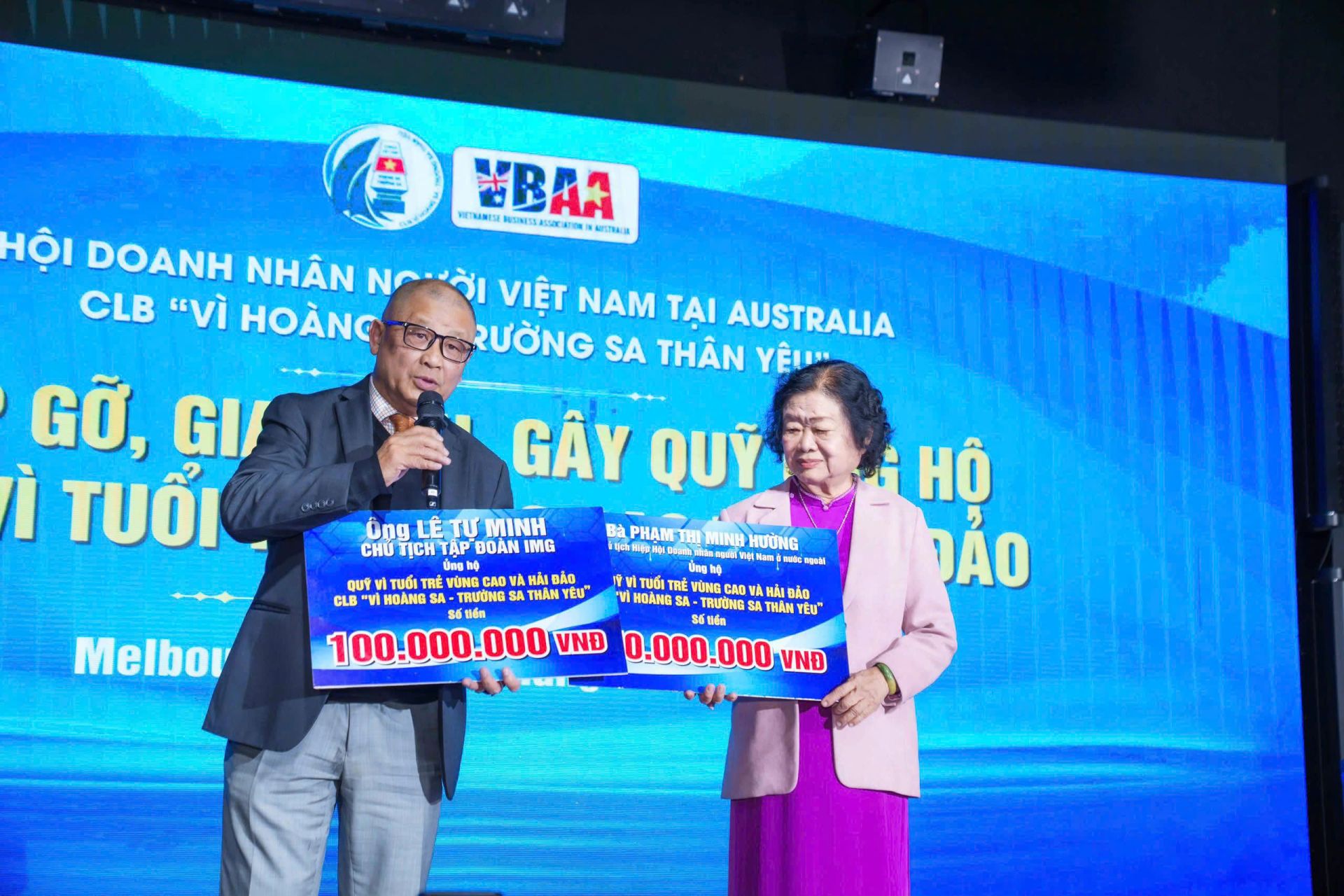Luật sư Trần B&aacute; Ph&uacute;c trao bảng ủng hộ tượng trưng đến Quỹ V&igrave; tuổi trẻ v&ugrave;ng cao v&agrave; biển đảo.