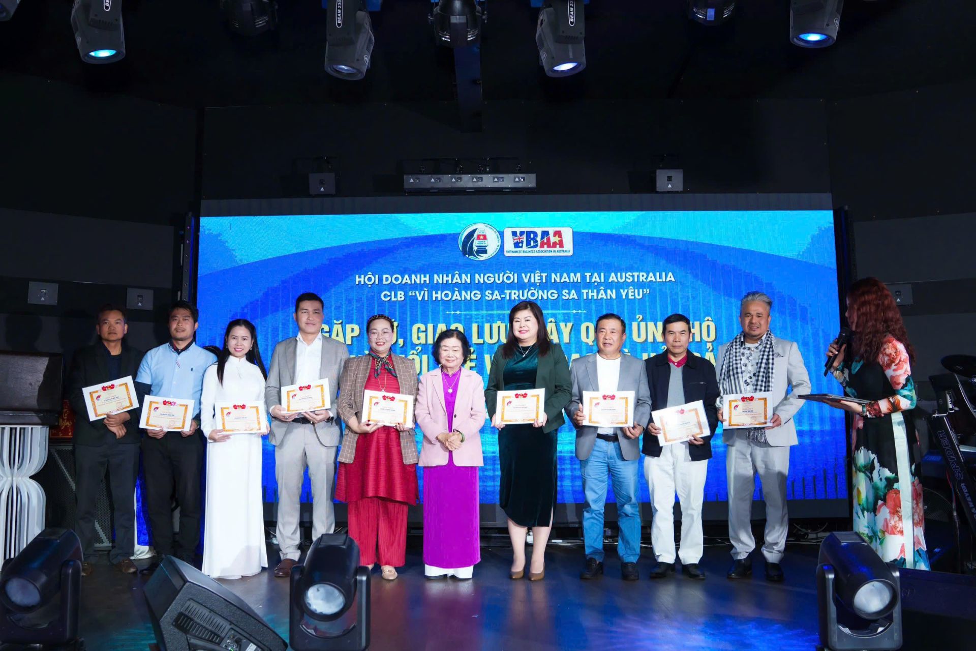 B&aacute;c Trương Mỹ Hoa trao thư cảm ơn v&agrave; chụp h&igrave;nh lưu niệm với kiều b&agrave;o.