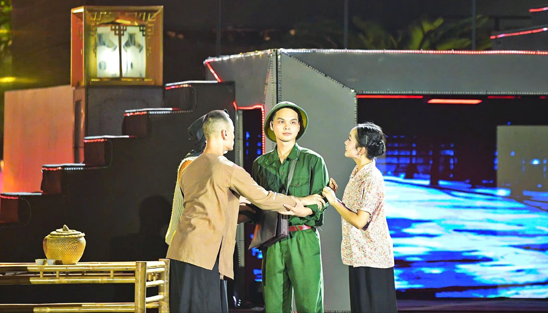 Th&ocirc;ng qua những c&acirc;u chuyện ch&acirc;n thực, chương tr&igrave;nh khắc họa h&agrave;nh tr&igrave;nh 