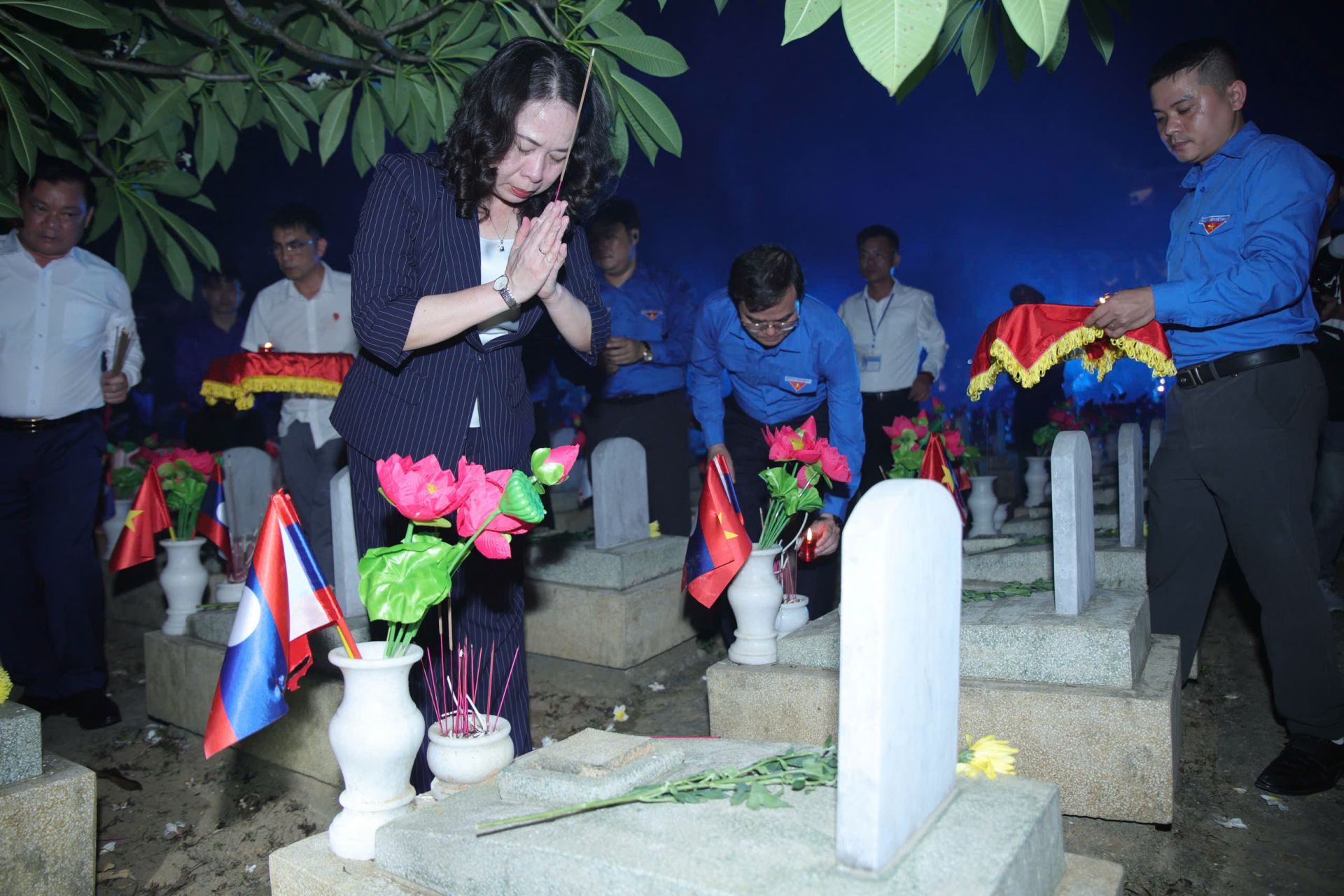 Ph&oacute; Chủ tịch nước V&otilde; Thị &Aacute;nh Xu&acirc;n d&acirc;ng hương tưởng niệm c&aacute;c anh h&ugrave;ng, liệt sĩ trước lễ thắp nến tri &acirc;n.