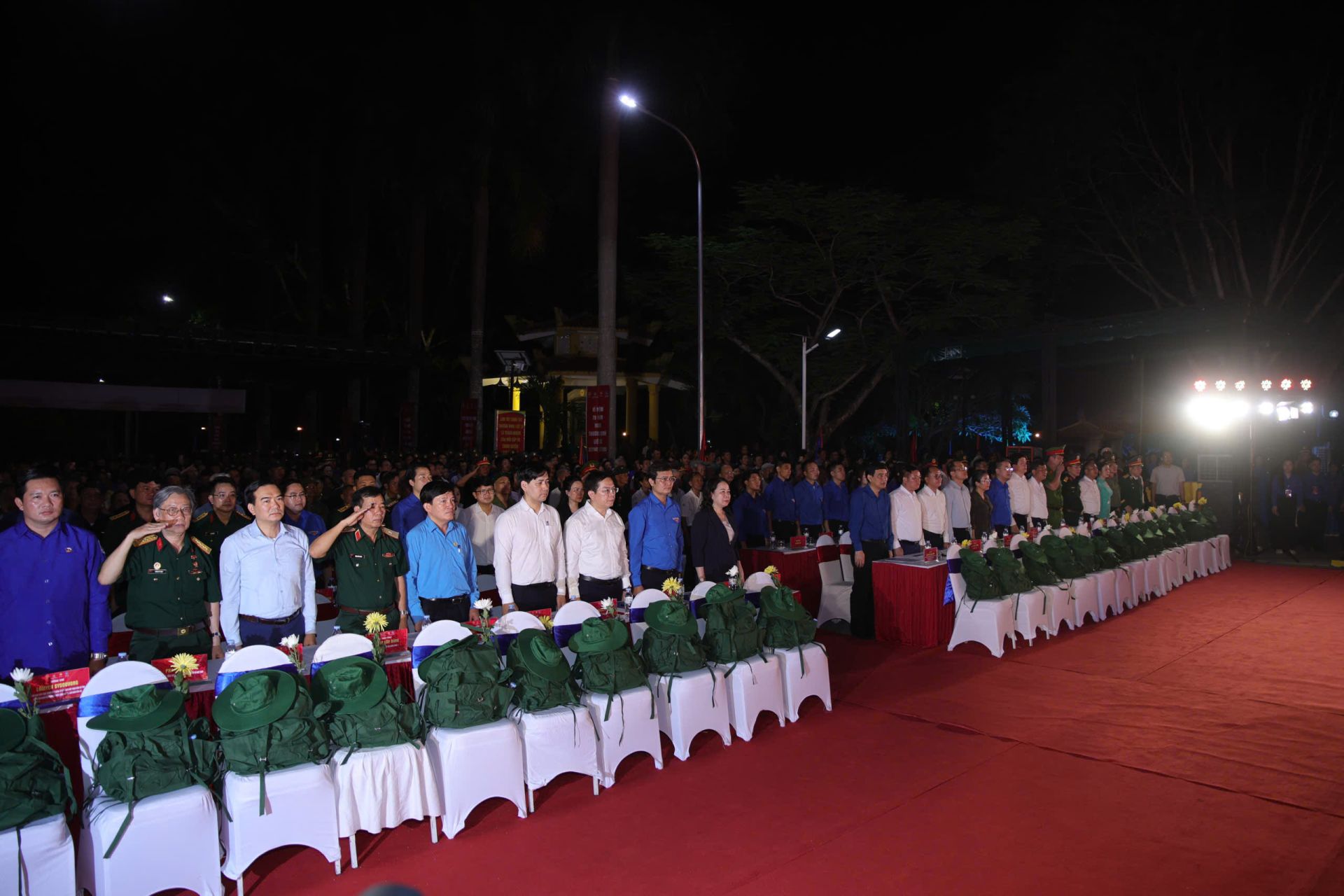 Ph&uacute;t mặc niệm tưởng nhớ c&aacute;c anh h&ugrave;ng, liệt sĩ.