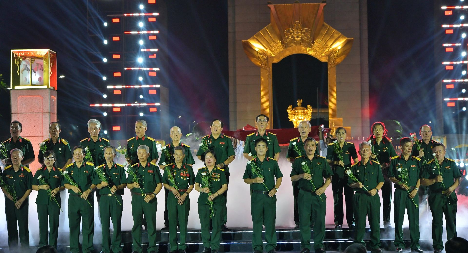 B&ecirc;n cạnh sự tham gia của nhiều nghệ sĩ, chương tr&igrave;nh c&ograve;n c&oacute; sự xuất hiện của c&aacute;c cựu chiến binh, thương binh, bệnh binh v&agrave; những người l&iacute;nh đang trực tiếp l&agrave;m nhiệm vụ r&agrave; ph&aacute; bom m&igrave;n, t&igrave;m kiếm, quy tập h&agrave;i cốt liệt sĩ.