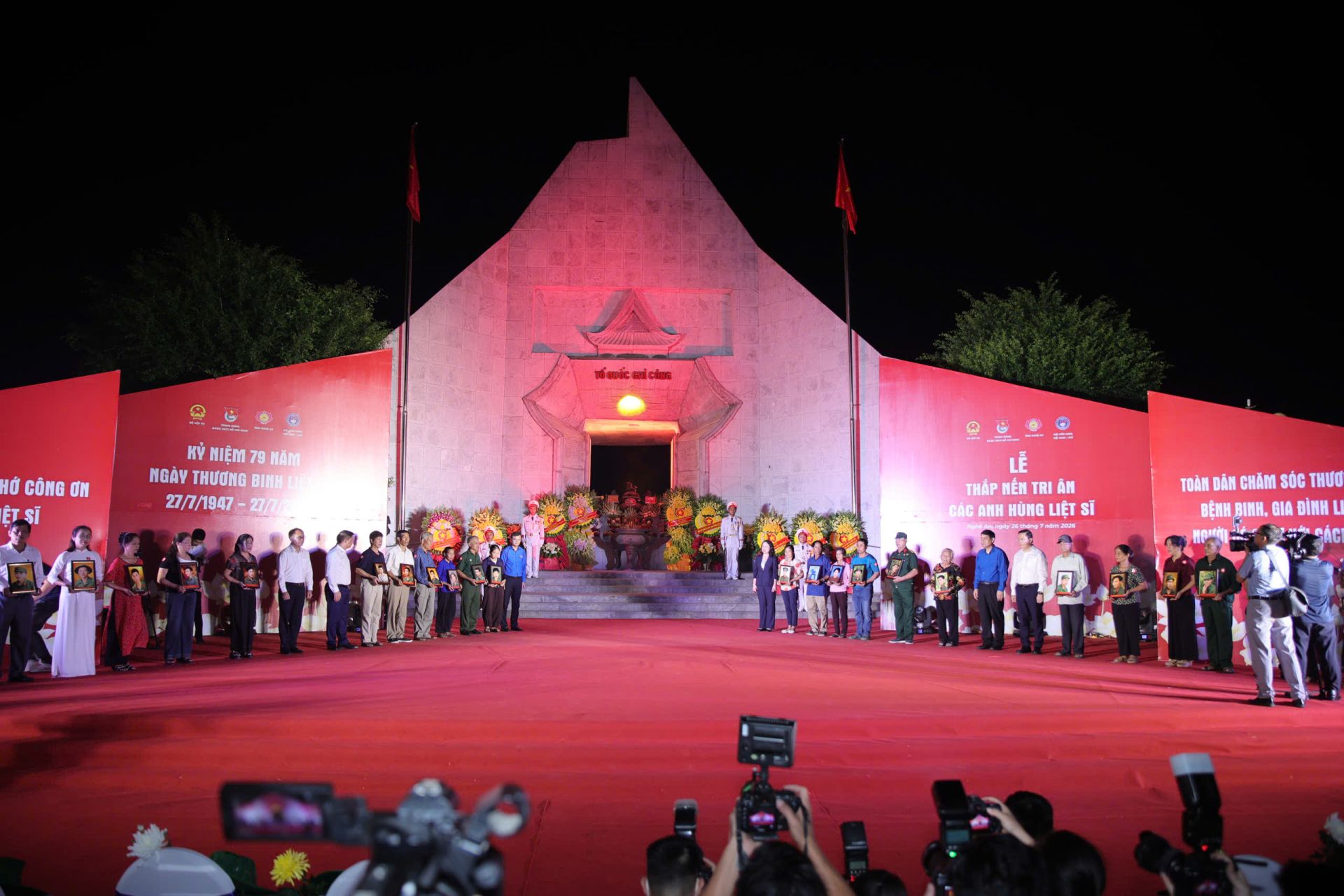 B&aacute;c V&otilde; Thị &Aacute;nh Xu&acirc;n c&ugrave;ng c&aacute;c đại biểu trao ảnh phục dựng tặng th&acirc;n nh&acirc;n c&aacute;c gia đ&igrave;nh Liệt sĩ.