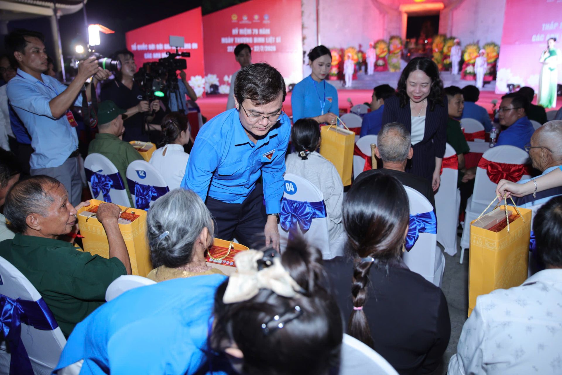 B&iacute; thư thứ nhất T.Ư Đo&agrave;n B&ugrave;i Quang Huy tặng qu&agrave; cho th&acirc;n nh&acirc;n gia đ&igrave;nh liệt sĩ.