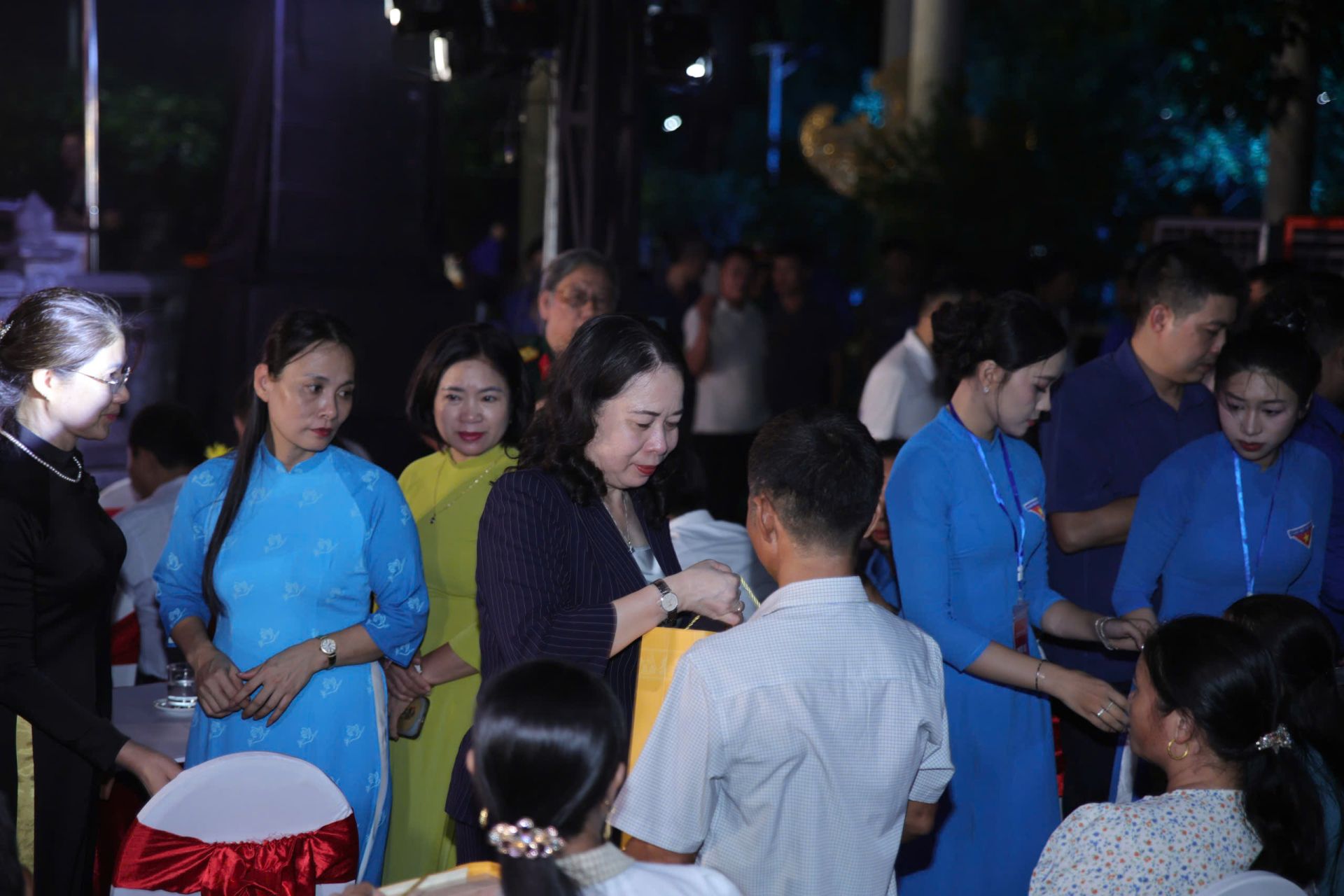 Ph&oacute; Chủ tịch nước V&otilde; Thị &Aacute;nh Xu&acirc;n tặng qu&agrave; th&acirc;n nh&acirc;n liệt sĩ.