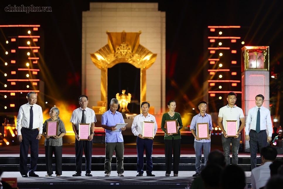 Tổng B&iacute; thư, Chủ tịch nước T&ocirc; L&acirc;m v&agrave; Thủ tướng Ch&iacute;nh phủ L&ecirc; Minh Hưng trao chứng nhận gi&aacute;m định ADN hồ sơ x&aacute;c lập danh t&iacute;nh liệt sĩ tới th&acirc;n nh&acirc;n của c&aacute;c liệt sĩ. (Ảnh: VGP/Nhật Bắc)