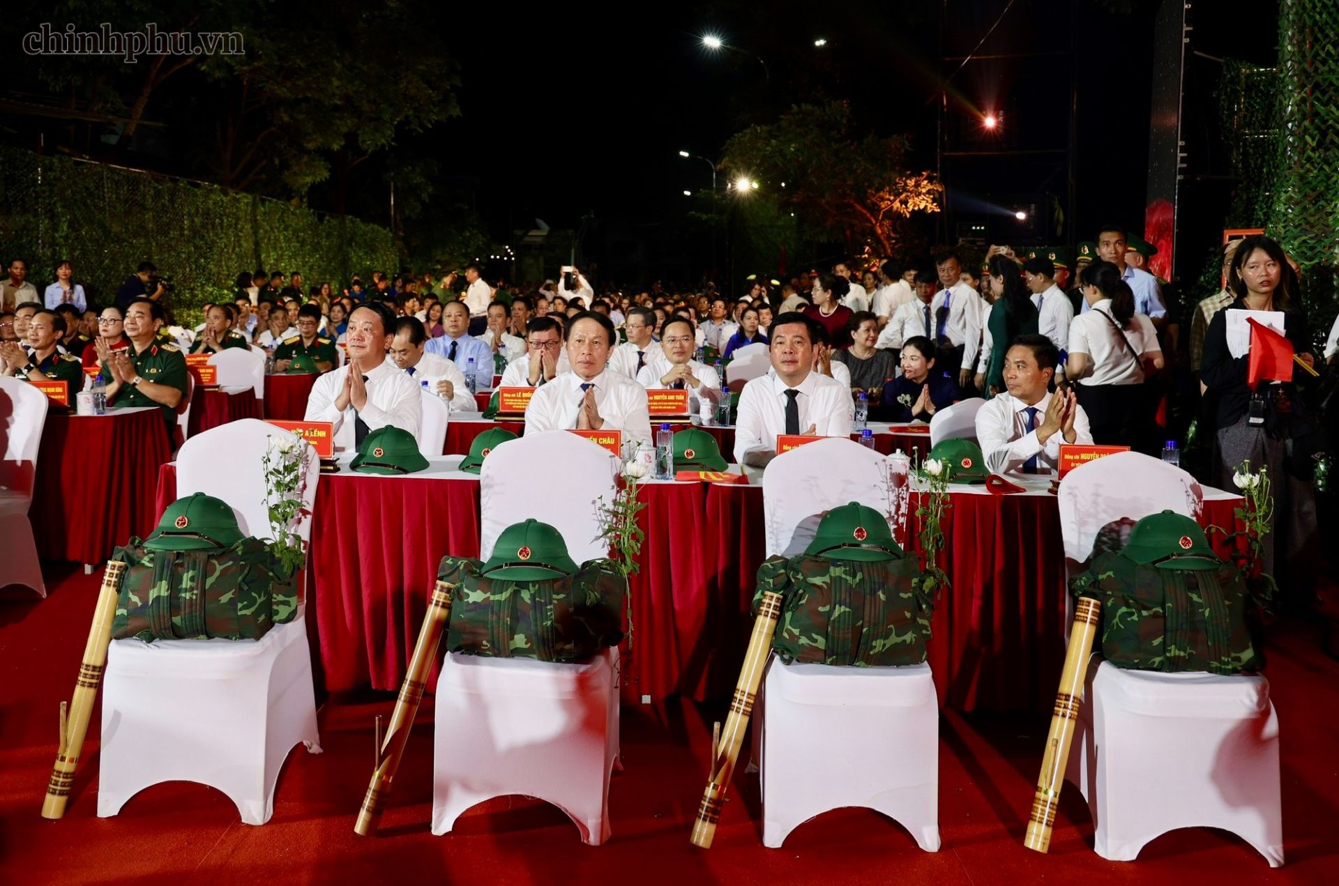 C&aacute;c đồng ch&iacute; Ủy vi&ecirc;n Trung ương Đảng: L&ecirc; Tiến Ch&acirc;u, Ph&oacute; Thủ tướng; Nguyễn Do&atilde;n Anh, Ph&oacute; Chủ tịch Quốc hội; Nguyễn Hồng Di&ecirc;n, Ph&oacute; Chủ tịch Quốc hội; Hầu A Lềnh, B&iacute; thư Tỉnh ủy Tuy&ecirc;n Quang dự chương tr&igrave;nh tại điểm cầu Nh&agrave; bia liệt sĩ Thanh Thủy (Tuy&ecirc;n Quang). (Ảnh: VGP/Thu Sa)