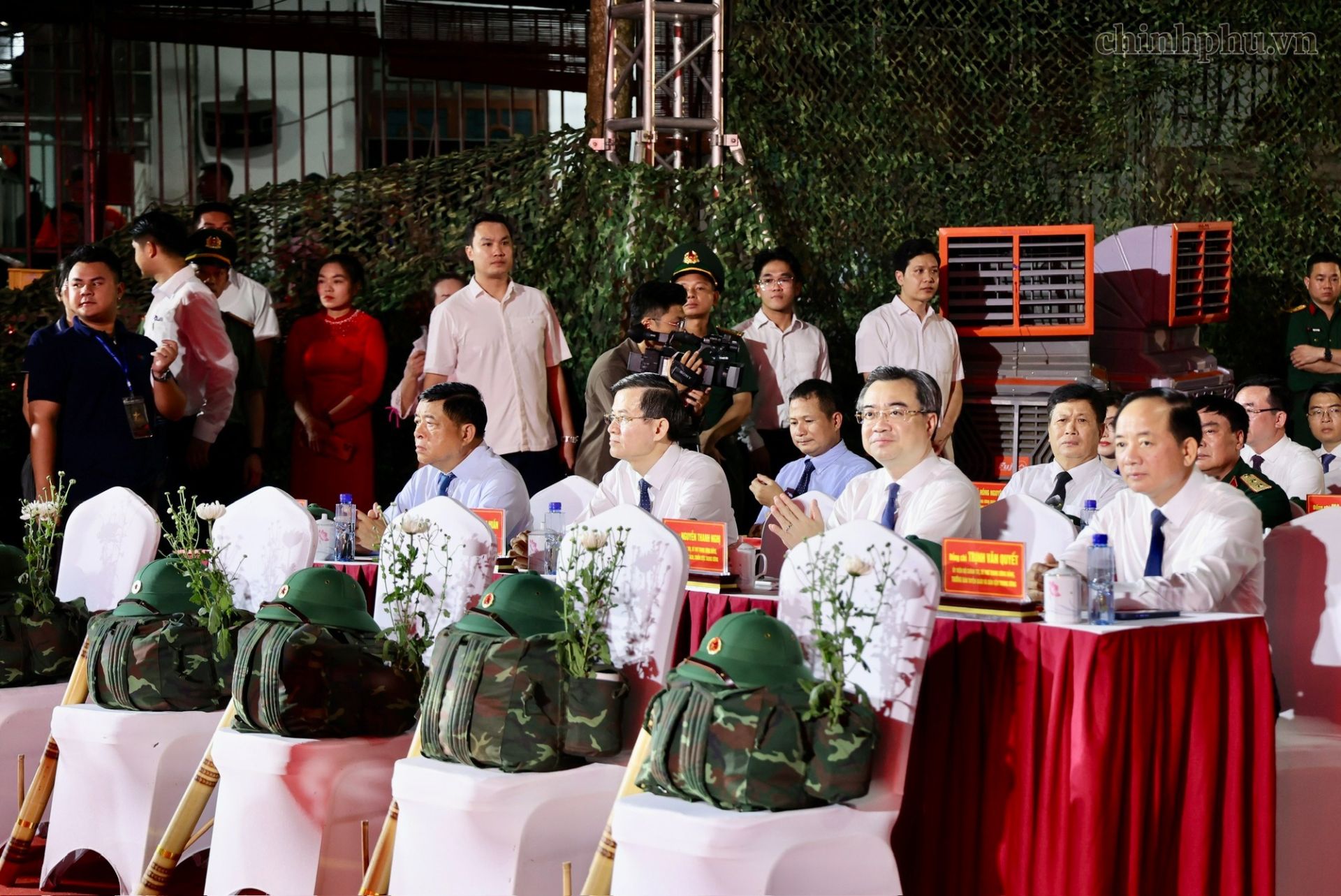 C&aacute;c đồng ch&iacute; Ủy vi&ecirc;n Bộ Ch&iacute;nh trị: Trịnh Văn Quyết, Trưởng Ban Tuy&ecirc;n gi&aacute;o v&agrave; D&acirc;n vận Trung ương; Nguyễn Thanh Nghị, Trưởng ban Ch&iacute;nh s&aacute;ch, chiến lược Trung ương; Đo&agrave;n Minh Huấn, Gi&aacute;m đốc Học viện Ch&iacute;nh trị quốc gia Hồ Ch&iacute; Minh, Ph&oacute; Chủ tịch Thường trực Hội đồng l&yacute; luận Trung ương; v&agrave; nguy&ecirc;n Ph&oacute; Thủ tướng Nguyễn Ch&iacute; Dũng dự chương tr&igrave;nh tại điểm cầu Nh&agrave; bia liệt sĩ Thanh Thủy (Tuy&ecirc;n Quang). (Ảnh: VGP/Thu Sa)