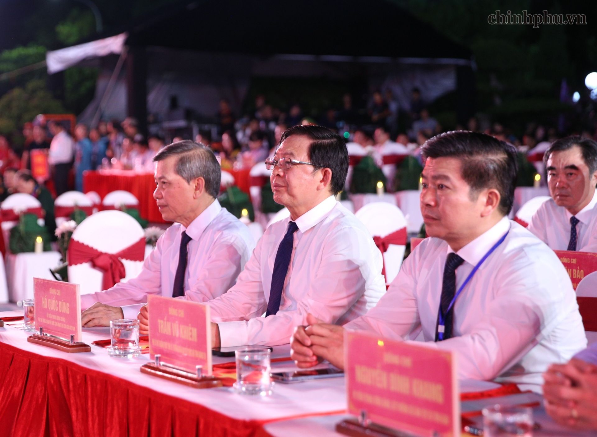 Ủy vi&ecirc;n Bộ Ch&iacute;nh trị, Trưởng Ban Nội ch&iacute;nh Trung ương L&ecirc; Minh Tr&iacute;; Ph&oacute; Thủ tướng Ch&iacute;nh phủ Hồ Quốc Dũng dự chương tr&igrave;nh tại điểm cầu Nghĩa trang Liệt sĩ Quốc gia Đường 9 (Quảng Trị). (Ảnh: VGP/Nguyễn Ho&agrave;ng)