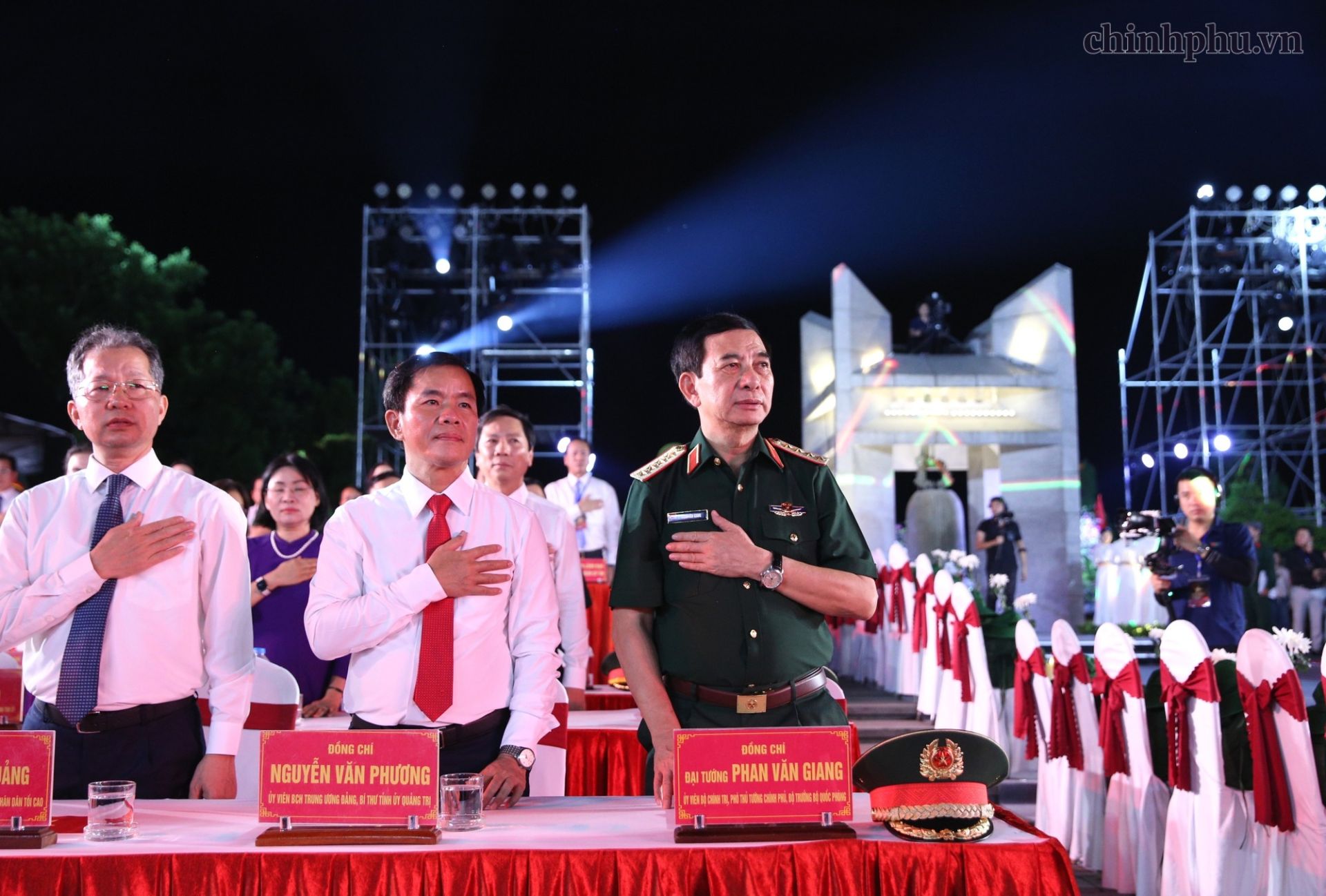 Ph&oacute; Thủ tướng Ch&iacute;nh phủ, Bộ trưởng Bộ Quốc ph&ograve;ng Phan Văn Giang v&agrave; c&aacute;c đồng ch&iacute; l&atilde;nh đạo Đảng, Nh&agrave; nước dự chương tr&igrave;nh tại điểm cầu Nghĩa trang Liệt sĩ Quốc gia Đường 9 (Quảng Trị). ((Ảnh: VGP/Nguyễn Ho&agrave;ng)