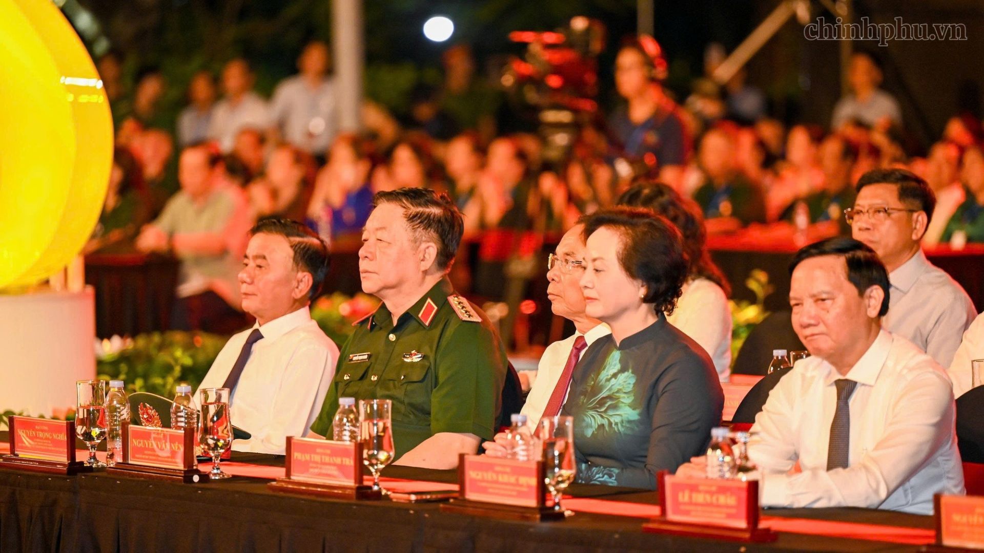 C&aacute;c đồng ch&iacute; Ủy vi&ecirc;n Bộ Ch&iacute;nh trị: Thường trực Ban B&iacute; thư Trần Cẩm T&uacute;, Chủ nhiệm Tổng cục Ch&iacute;nh trị Qu&acirc;n đội nh&acirc;n d&acirc;n Việt Nam Nguyễn Trọng Nghĩa; nguy&ecirc;n Ủy vi&ecirc;n Bộ Ch&iacute;nh trị, nguy&ecirc;n B&iacute; thư Th&agrave;nh ủy TPHCM Nguyễn Văn N&ecirc;n; B&iacute; thư Trung ương Đảng, Ph&oacute; Thủ tướng Ch&iacute;nh phủ Phạm Thị Thanh Tr&agrave;, Ph&oacute; Chủ tịch Quốc hội Nguyễn Khắc Định dự chương tr&igrave;nh tại điểm cầu C&ocirc;ng vi&ecirc;n L&ecirc; Thị Ri&ecirc;ng (TP. H&ocirc;̀ Chí Minh). (Ảnh: VGP)