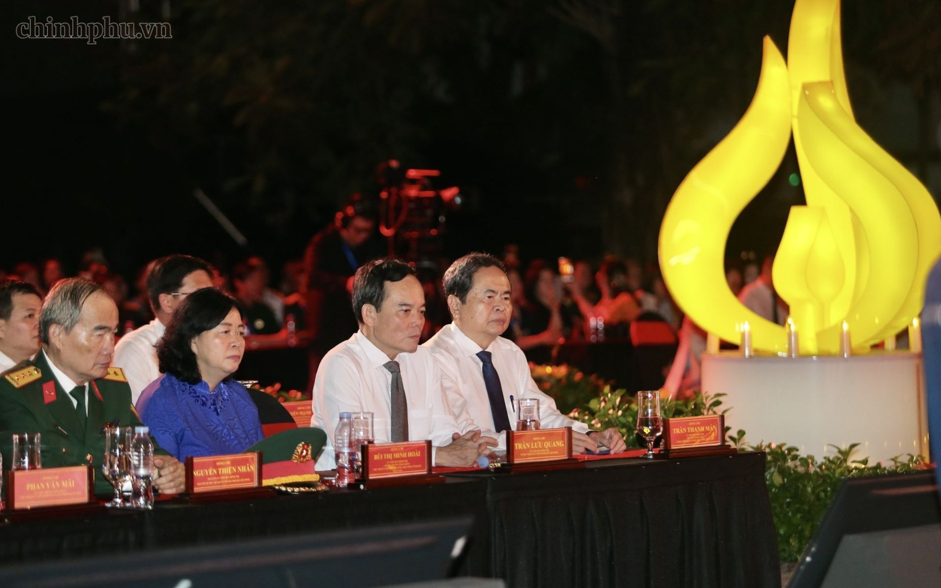 C&aacute;c bác Ủy vi&ecirc;n Bộ Ch&iacute;nh trị: Chủ tịch Quốc hội Trần Thanh Mẫn; B&iacute; thư Trung ương Đảng, Chủ tịch Ủy ban Trung ương Mặt trận Tổ quốc Việt Nam B&ugrave;i Thị Minh Ho&agrave;i; B&iacute; thư Th&agrave;nh ủy TPHCM Trần Lưu Quang; nguy&ecirc;n Ủy vi&ecirc;n Bộ Ch&iacute;nh trị, nguy&ecirc;n Ph&oacute; Thủ tướng Nguyễn Thiện Nh&acirc;n dự chương tr&igrave;nh tại điểm cầu C&ocirc;ng vi&ecirc;n L&ecirc; Thị Ri&ecirc;ng (TPHCM) - Ảnh: VGP/Nhật Bắc