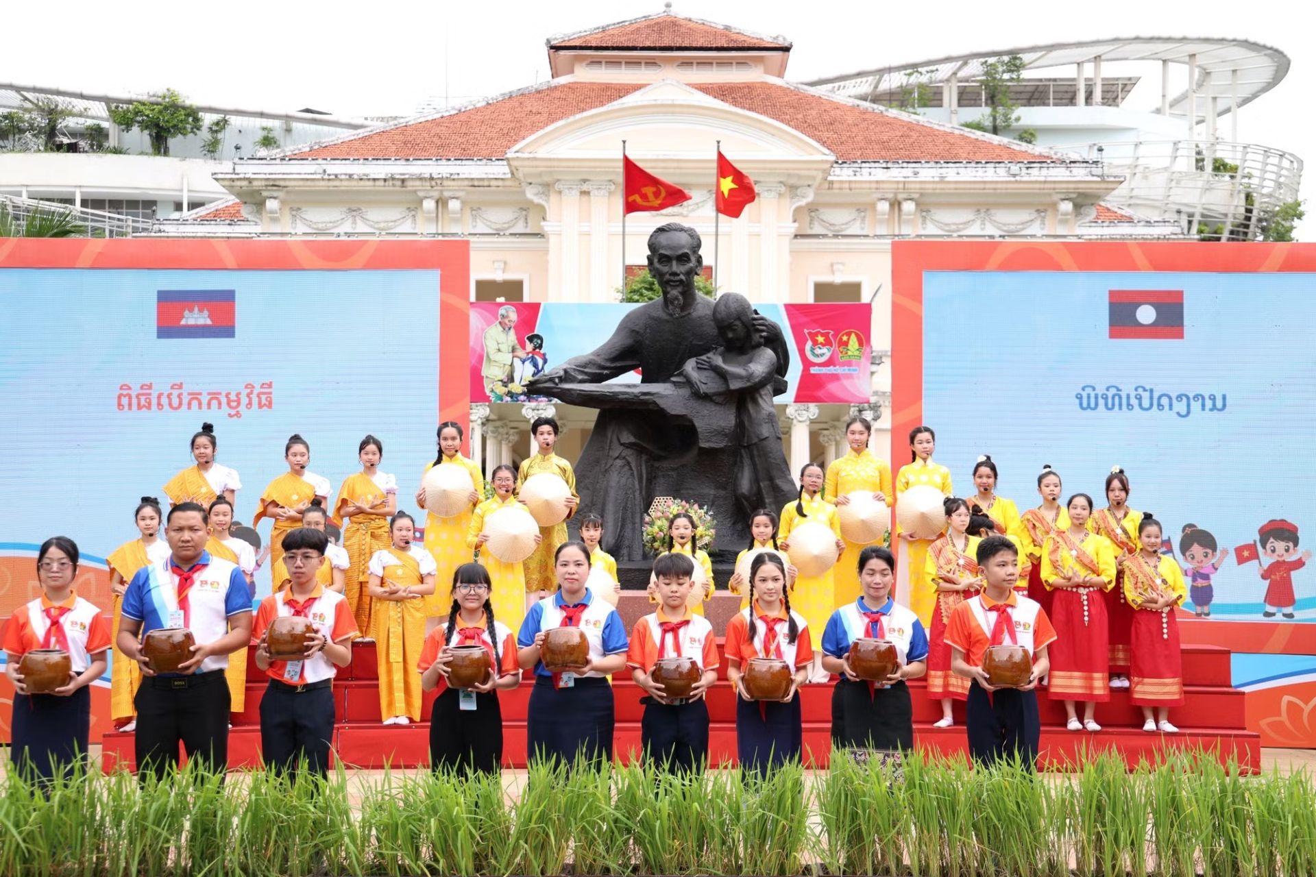 Đại diện phụ tr&aacute;ch thiếu nhi v&agrave; c&aacute;c em thiếu nhi ba nước thực hiện nghi thức mở m&agrave;n li&ecirc;n hoan.