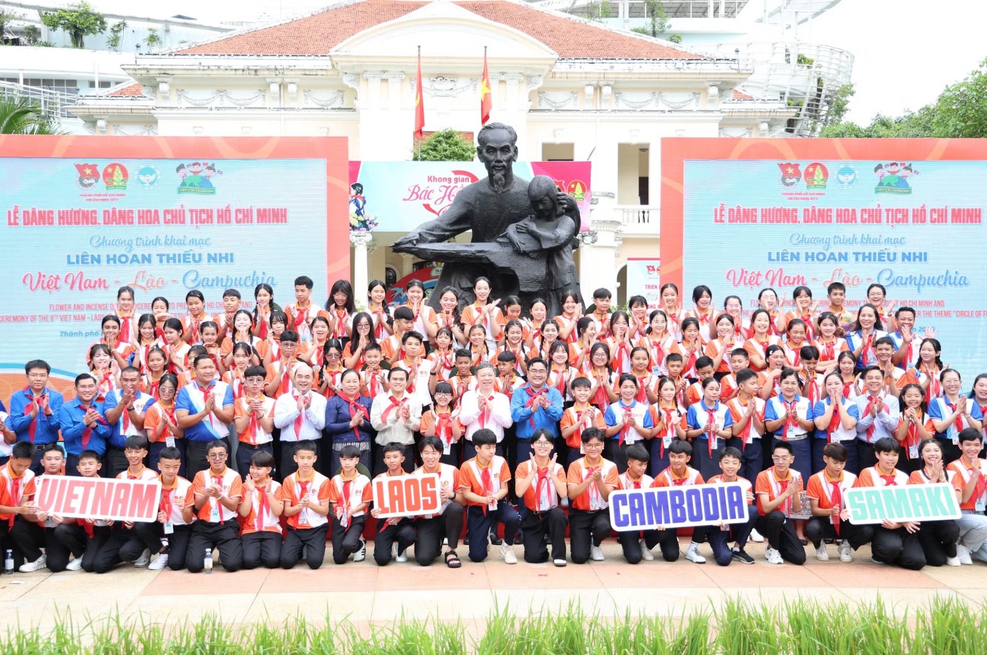 Lãnh đạo TP. H&ocirc;̀ Chí Minh chụp ảnh cùng các bạn thi&ecirc;́u nhi tham dự li&ecirc;n hoan.