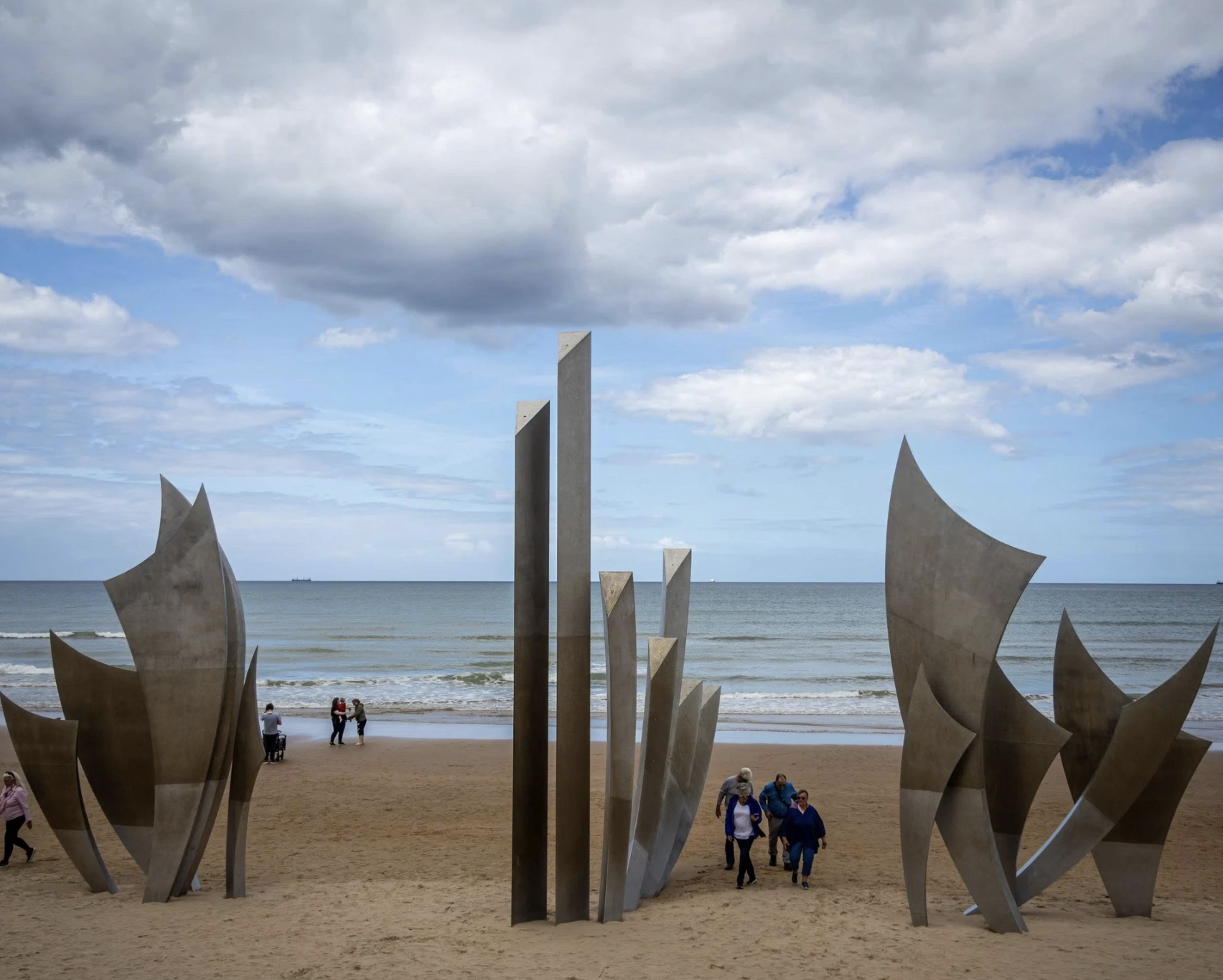 Du kh&aacute;ch tham quan tượng đ&agrave;i Les Braves tr&ecirc;n b&atilde;i biển Omaha ở Normandy. 