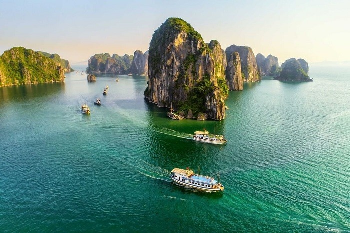 Cảnh quan thi&ecirc;n nhi&ecirc;n h&ugrave;ng vĩ tại vịnh Hạ Long.