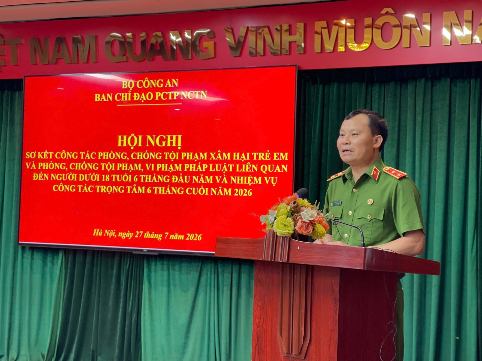 Trung tướng Tr&acirc;̀n Ngọc Hà phát bi&ecirc;̉u k&ecirc;́t lu&acirc;̣n cu&ocirc;̣c họp.