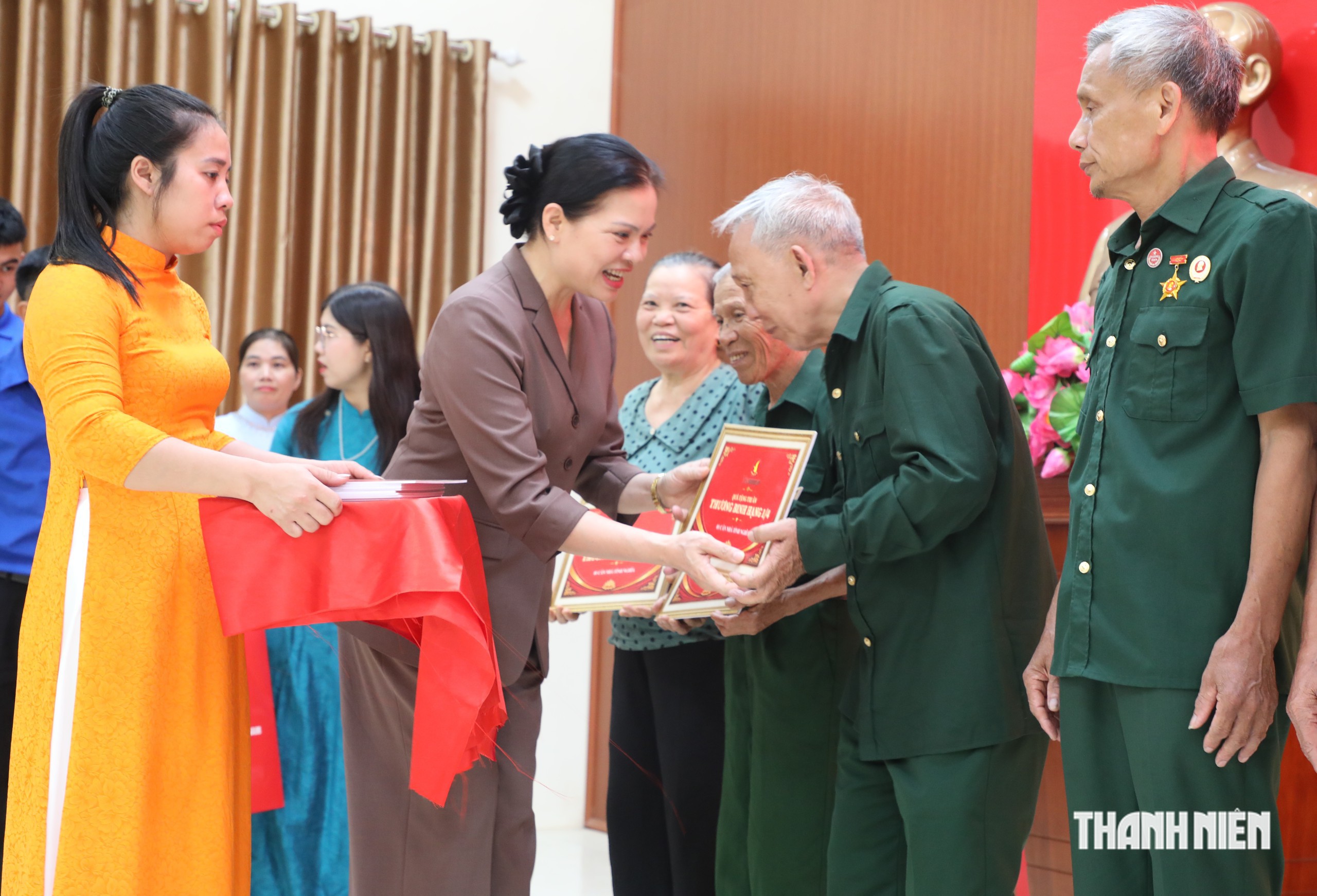 B&aacute;c H&agrave; Thị Nga trao qu&agrave; tặng c&aacute;c thương binh nặng.