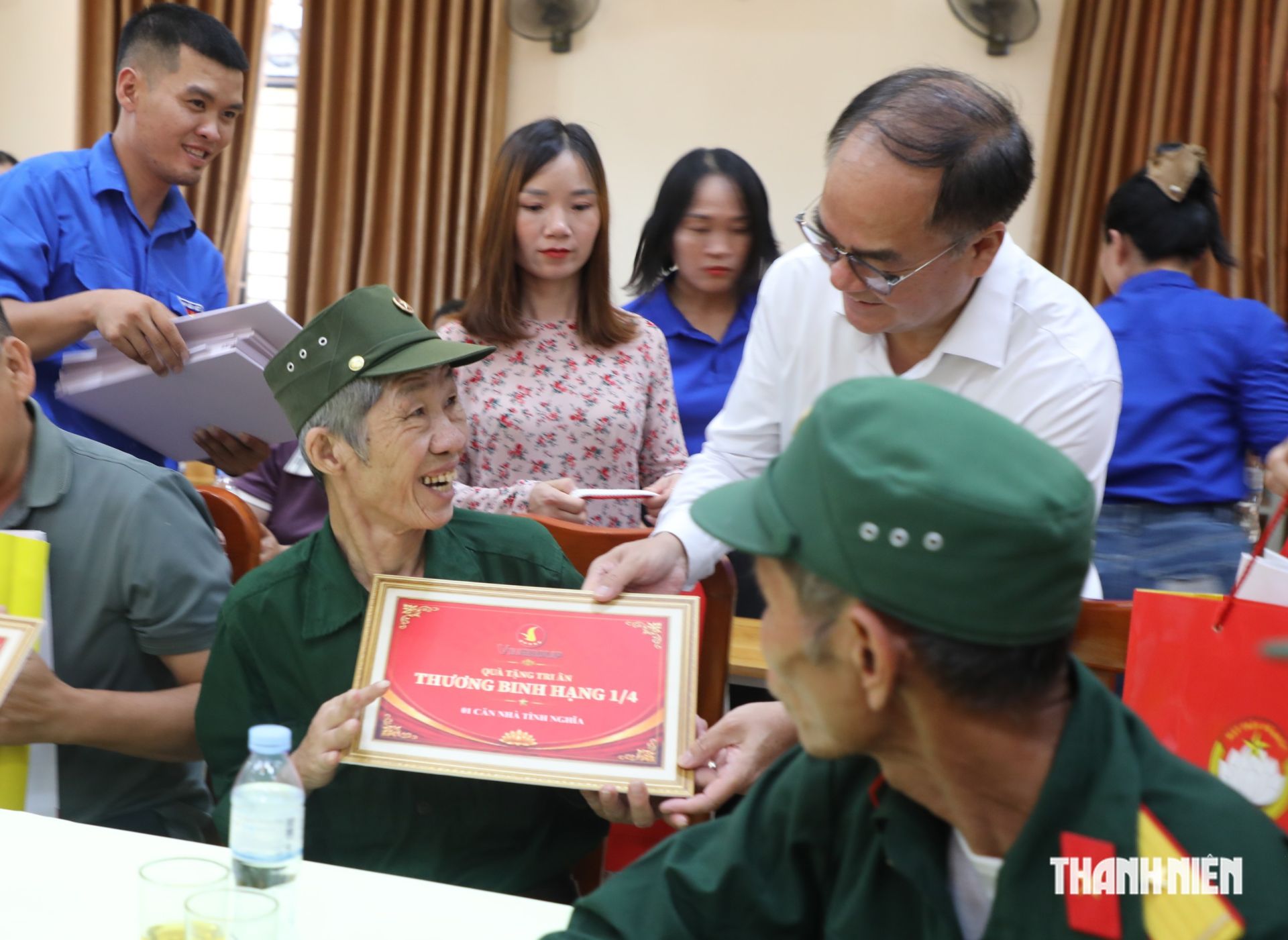 &Ocirc;ng Vũ Chiến Thắng - Thứ trưởng Bộ Nội vụ - trao qu&agrave; tặng c&aacute;c thương binh nặng.
