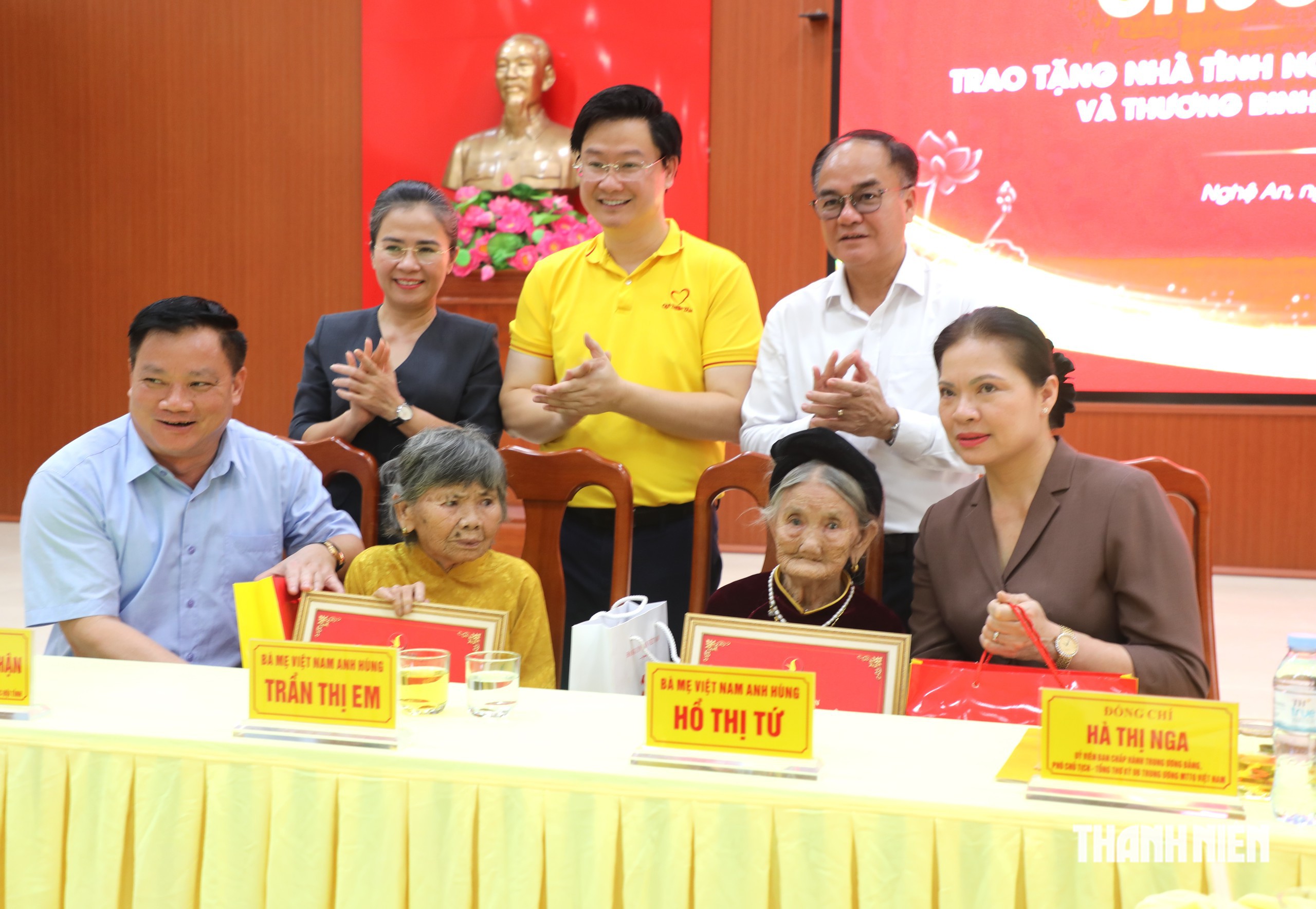 L&atilde;nh đạo Ủy ban Trung ương MTTQ Việt Nam, Bộ Nội vụ, tỉnh Nghệ An v&agrave; đại diện Tập đo&agrave;n Vingroup trao qu&agrave;, chụp ảnh lưu niệm c&ugrave;ng hai Mẹ Việt Nam Anh h&ugrave;ng.