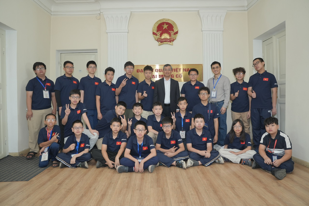 Các bạn học sinh tham gia kỳ thi MIMC thăm Đại sứ quán Vi&ecirc;̣t Nam tại M&ocirc;ng C&ocirc;̉.