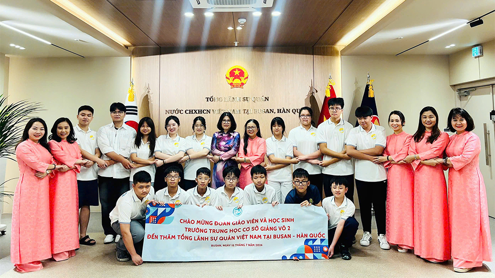 Đo&agrave;n gi&aacute;o vi&ecirc;n v&agrave; học sinh trường THCS Giảng V&otilde; 2 đến thăm, l&agrave;m việc tại Tổng L&atilde;nh sự qu&aacute;n Việt Nam tại Busan.