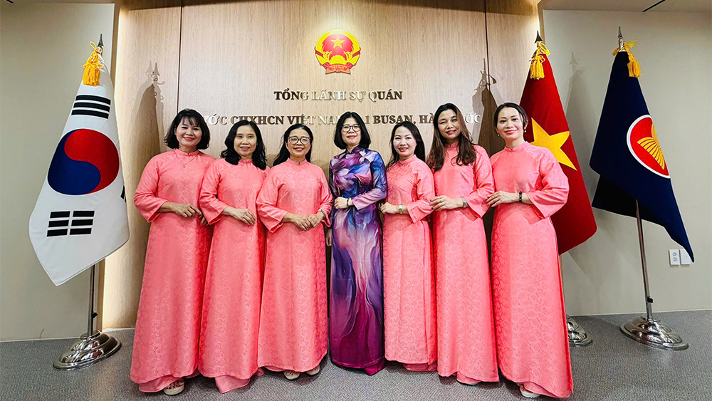 Tổng L&atilde;nh sự Việt Nam tại Busan Đo&agrave;n Phương Lan c&ugrave;ng c&ocirc; Phạm Thị Hương Giang &ndash; Hiệu trưởng trường THCS Giảng V&otilde; 2 v&agrave; c&aacute;c gi&aacute;o vi&ecirc;n hướng dẫn đo&agrave;n học sinh tham dự WICO 2026.