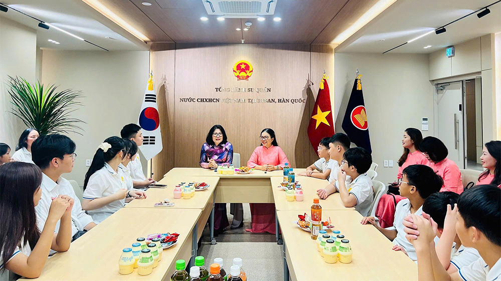 Tổng L&atilde;nh sự Việt Nam tại Busan Đo&agrave;n Phương Lan trao đổi, động vi&ecirc;n đo&agrave;n học sinh trường THCS Giảng V&otilde; 2 tham dự WICO 2026.